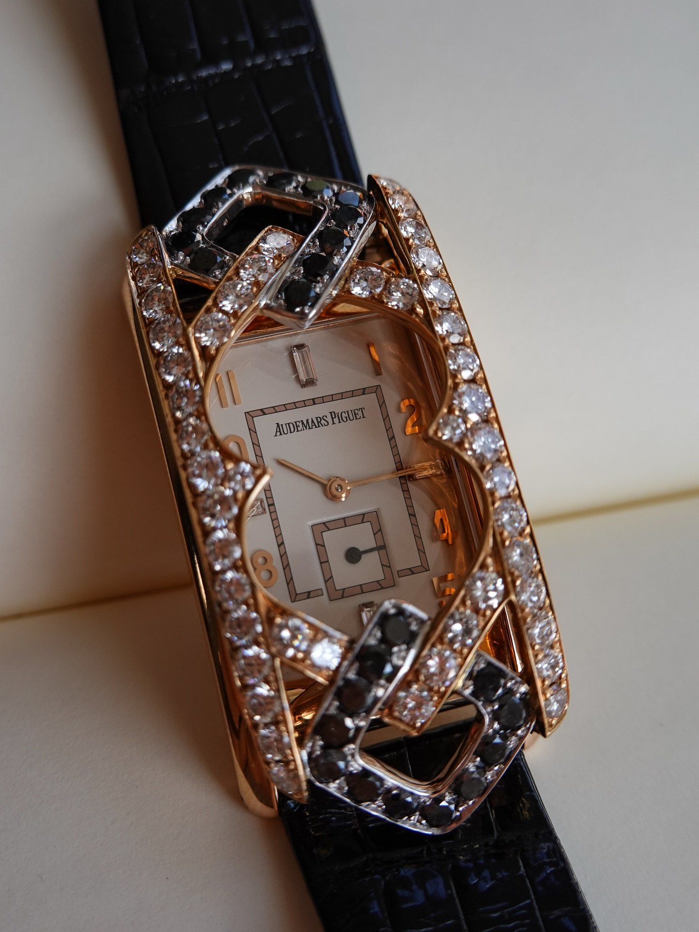 Chapter II: To Soir&eacute;e

Poised with 70 round brilliant-cut white and black diamonds, this custom jewellery bezel is the definition of understated beauty.

Black, white &amp; rose gold &mdash; the easiest upgrade your evening jewellery stack has