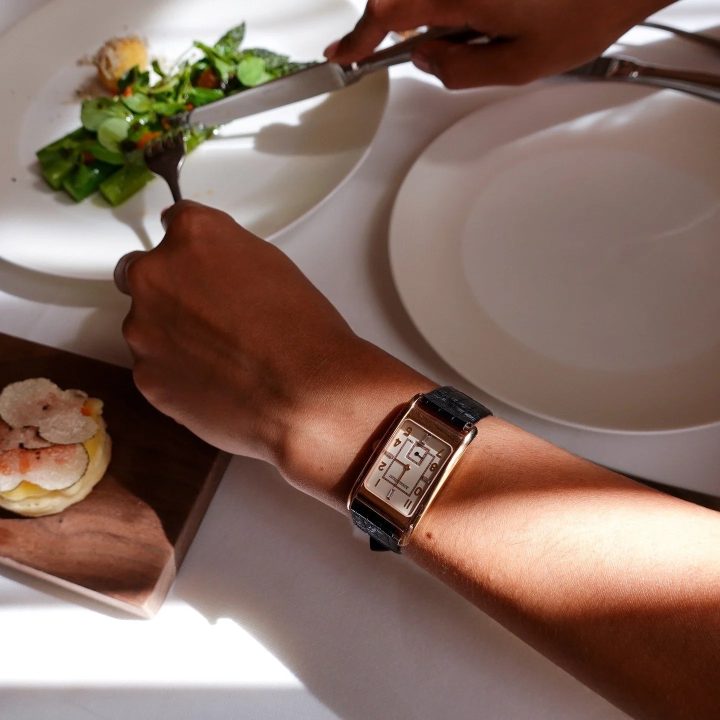 𝘐𝘯𝘵𝘳𝘰𝘥𝘶𝘤𝘪𝘯𝘨 𝘵𝘩𝘦 𝘭𝘢𝘥𝘺 𝘸𝘩𝘰 𝘤𝘢𝘯 𝘥𝘰 𝘪𝘵 𝘢𝘭𝘭.
𝘊𝘩𝘢𝘱𝘵𝘦𝘳 𝘐: 𝘓𝘶𝘯𝘤𝘩.

She arrives quietly. She leads without question. She exits gracefully.

A rare treasure from Audemars Piguet&rsquo;s Edward Piguet collection, circ