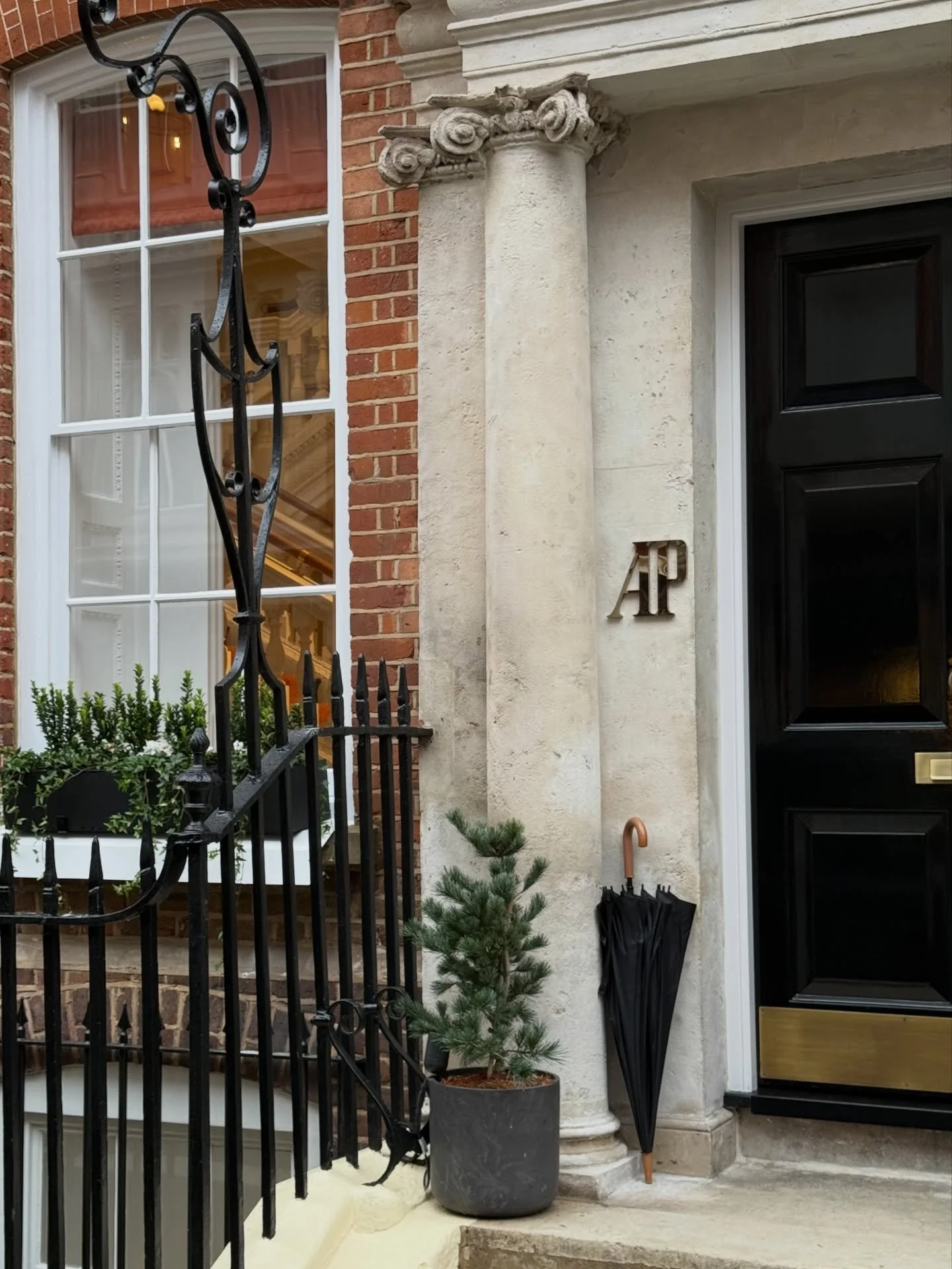 Popped into the new AP House London and tried on some legacy pieces ⭐️🪐

1. Royal Oak Perpetual Calendar in ✨ Sand Gold✨ Despite being 41mm and the weight of my arm .. I would so wear this as a boyfriend watch

2. Code 11.59 StarWheel. 
Floating pla