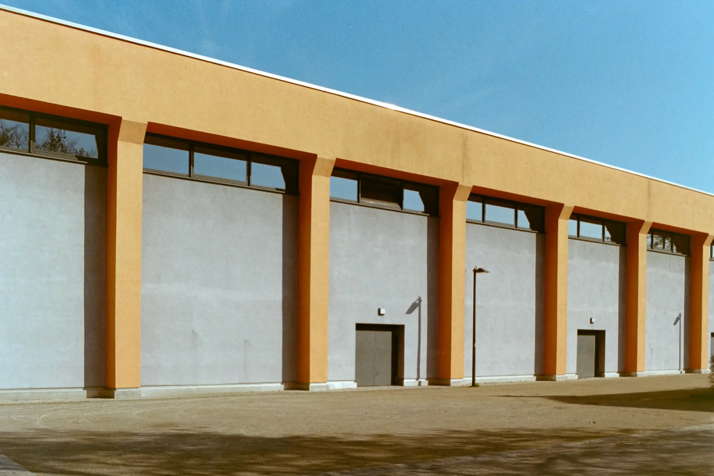 analogfotografie-ludwigsburg-stuttgart-schwarzweiß-farbe-streetfotos-stadtbild-minimalistisch