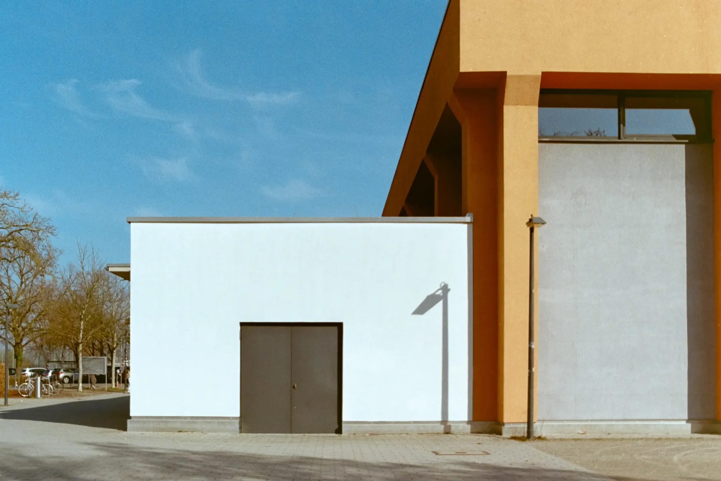 analogfotografie-ludwigsburg-stuttgart-schwarzweiß-farbe-streetfotos-stadtbild-minimalistisch