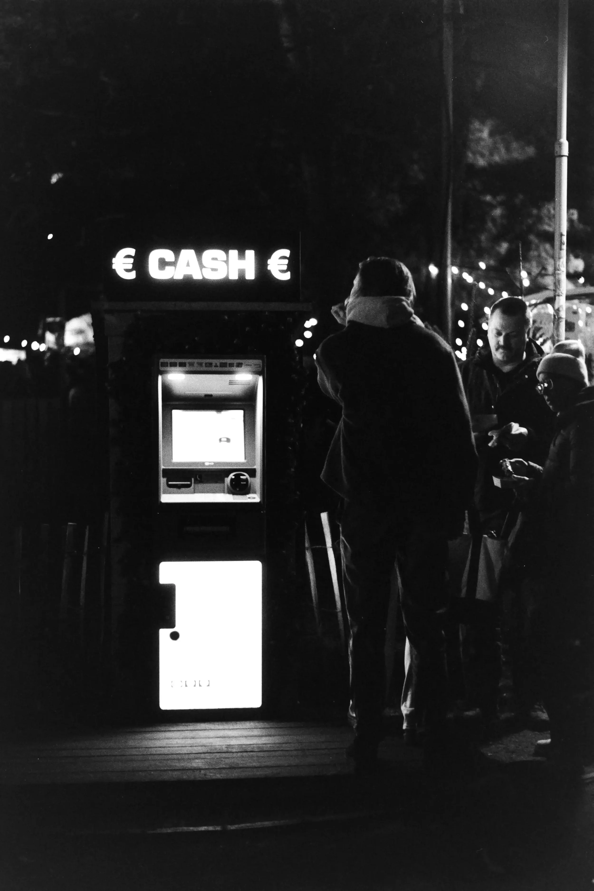 analogfotografie-wien-weihnachtsmarkt-streetfotografie-schwarzweiss-farbe-architektur
