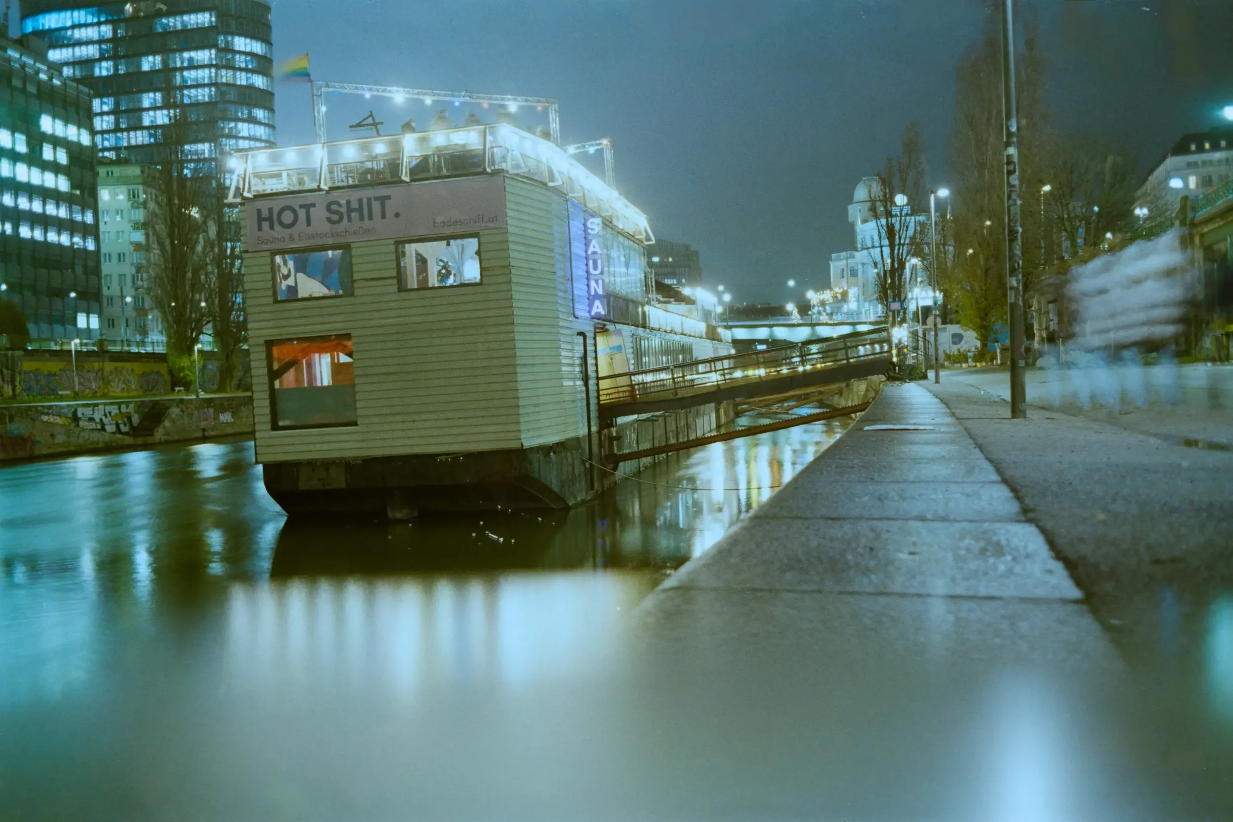 analogfotografie-wien-weihnachtsmarkt-streetfotografie-schwarzweiss-farbe-architektur