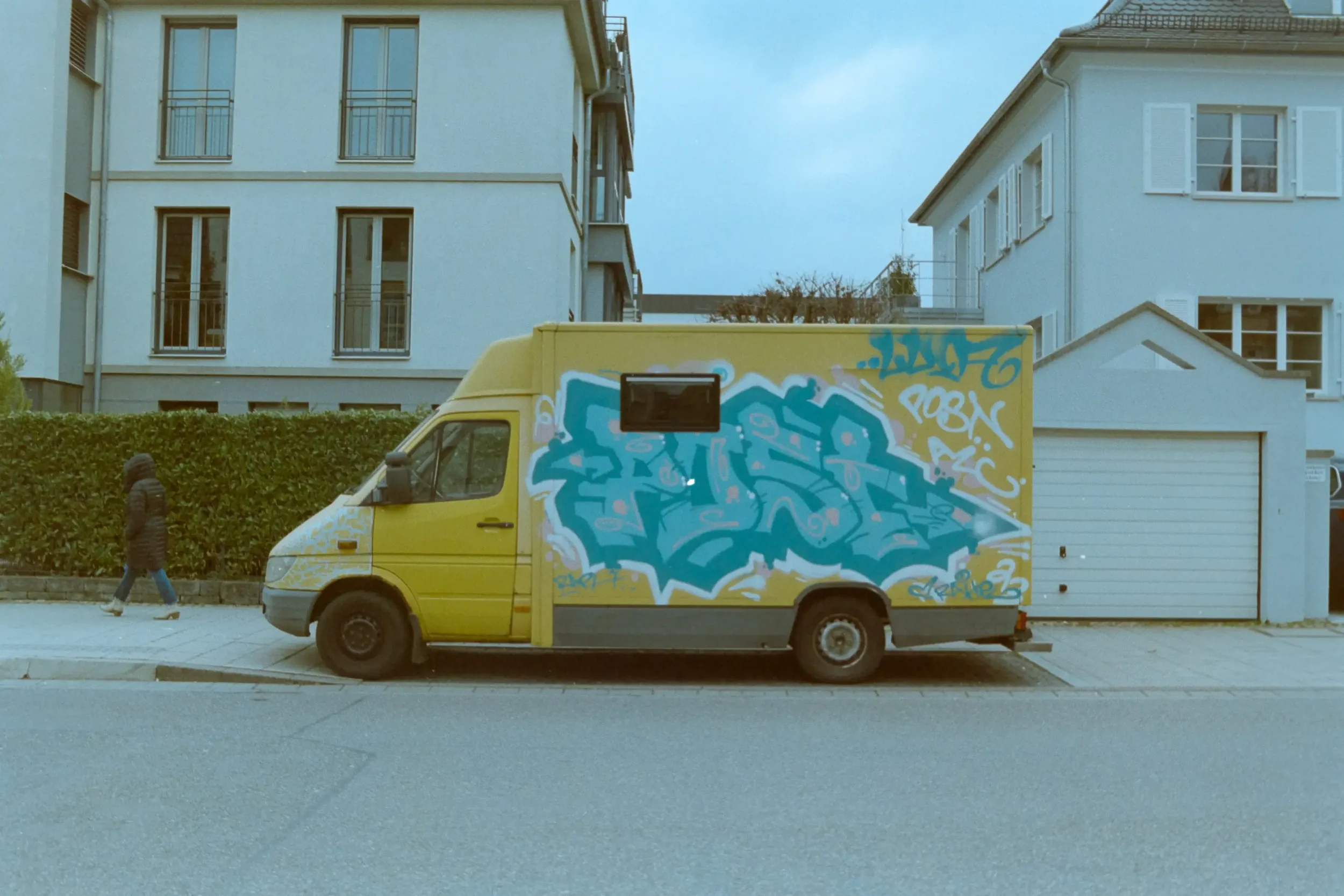 analogfotografie-ludwigsburg-stuttgart-schwarzweiß-farbe-streetfotos-stadtbild-minimalistisch