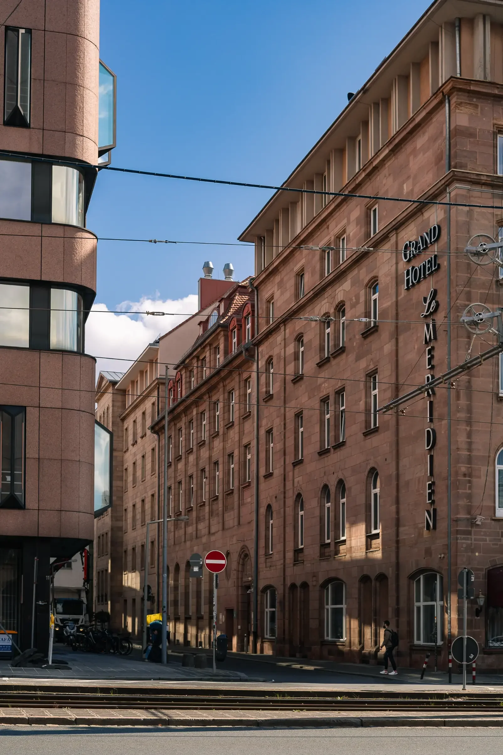 architekturfotografie-schwarzweiss-farbe-minimalistisch