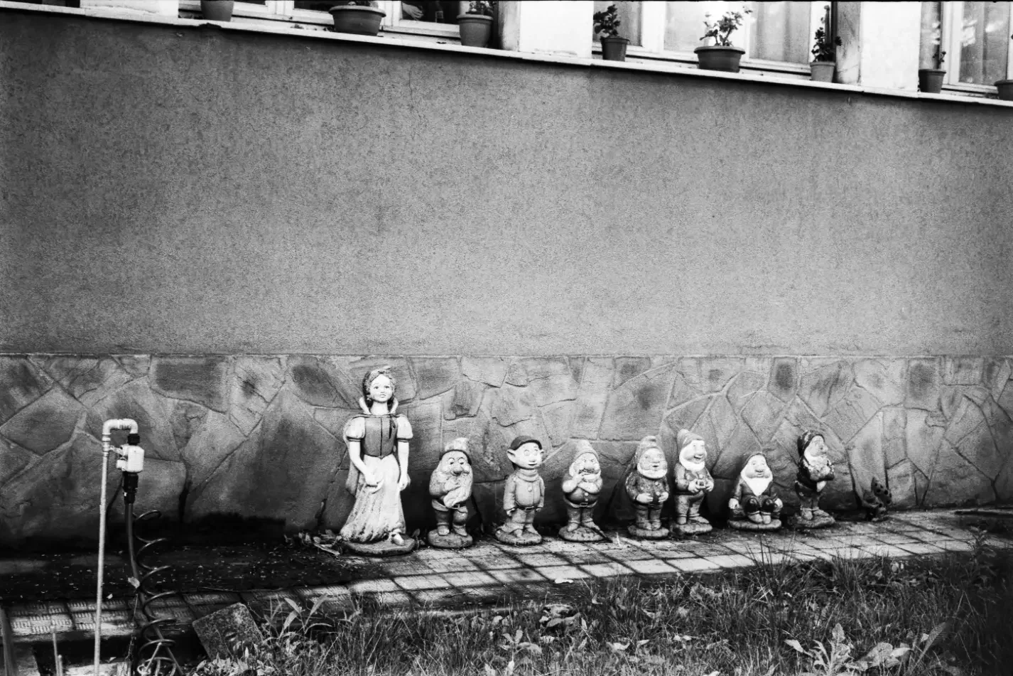 analogfotografie-itlaien, parma. la spezia-schwarzweiß-farbe-streetfotos-stadtbild-minimalistisch