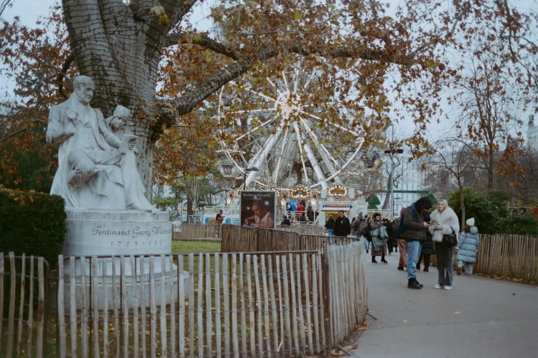 analogfotografie-wien-weihnachtsmarkt-streetfotografie-schwarzweiss-farbe-architektur