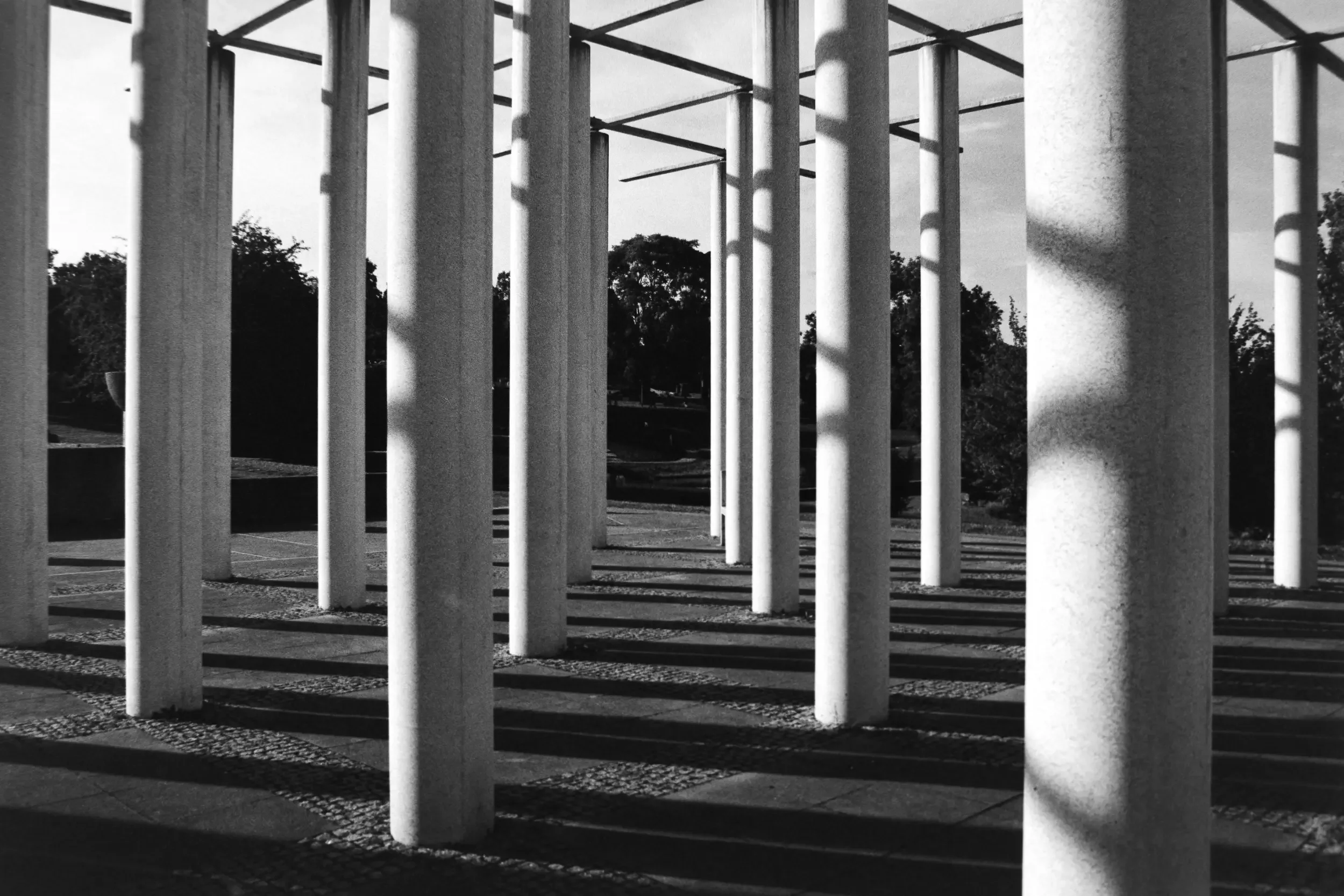 analogfotografie-ludwigsburg-stuttgart-schwarzweiß-farbe-streetfotos-stadtbild-minimalistisch