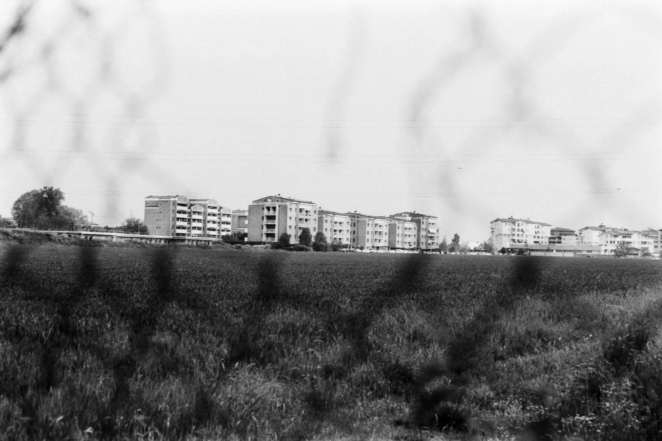 analogfotografie-itlaien, parma. la spezia-schwarzweiß-farbe-streetfotos-stadtbild-minimalistisch