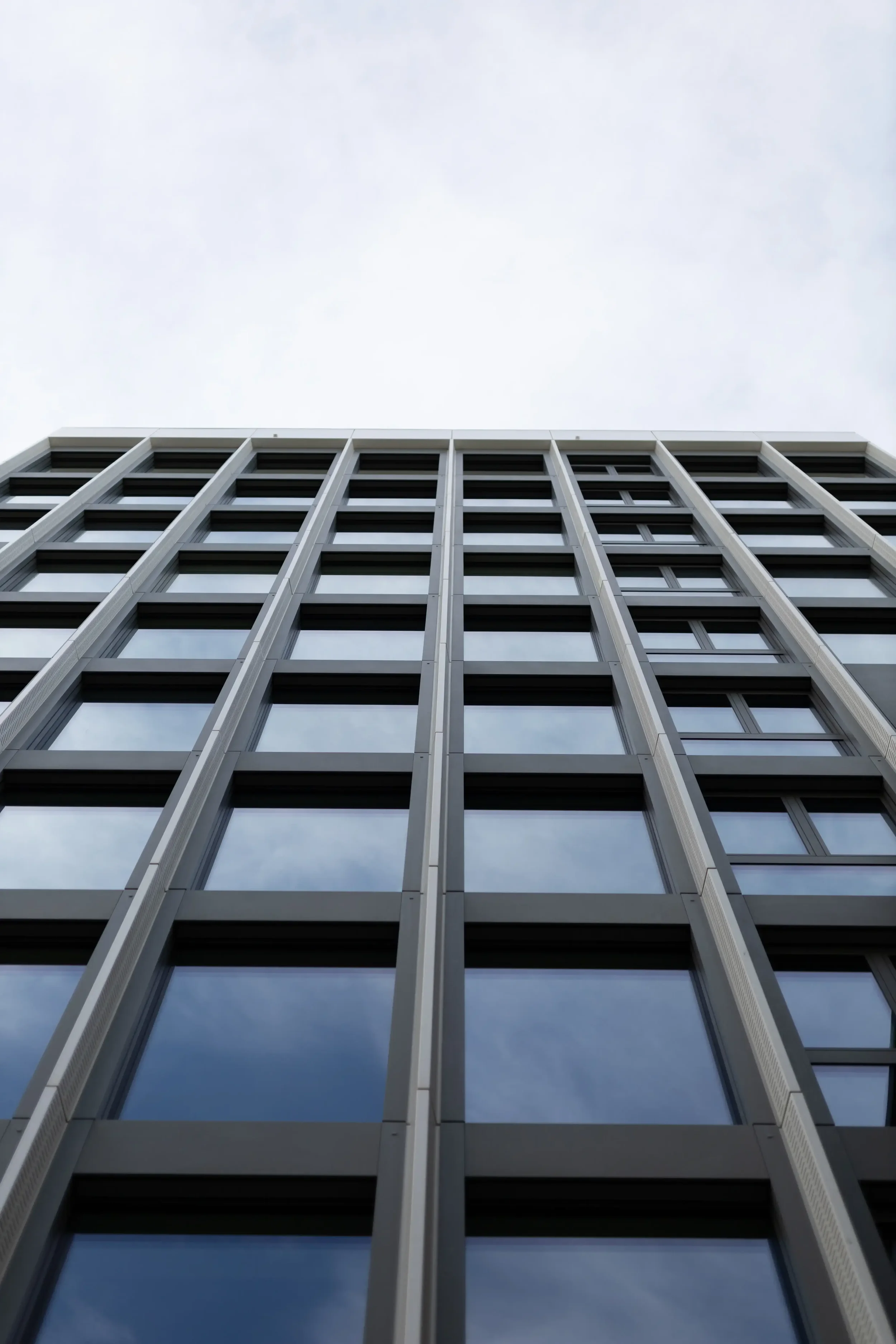 architekturfotografie-schwarzweiss-farbe-minimalistisch