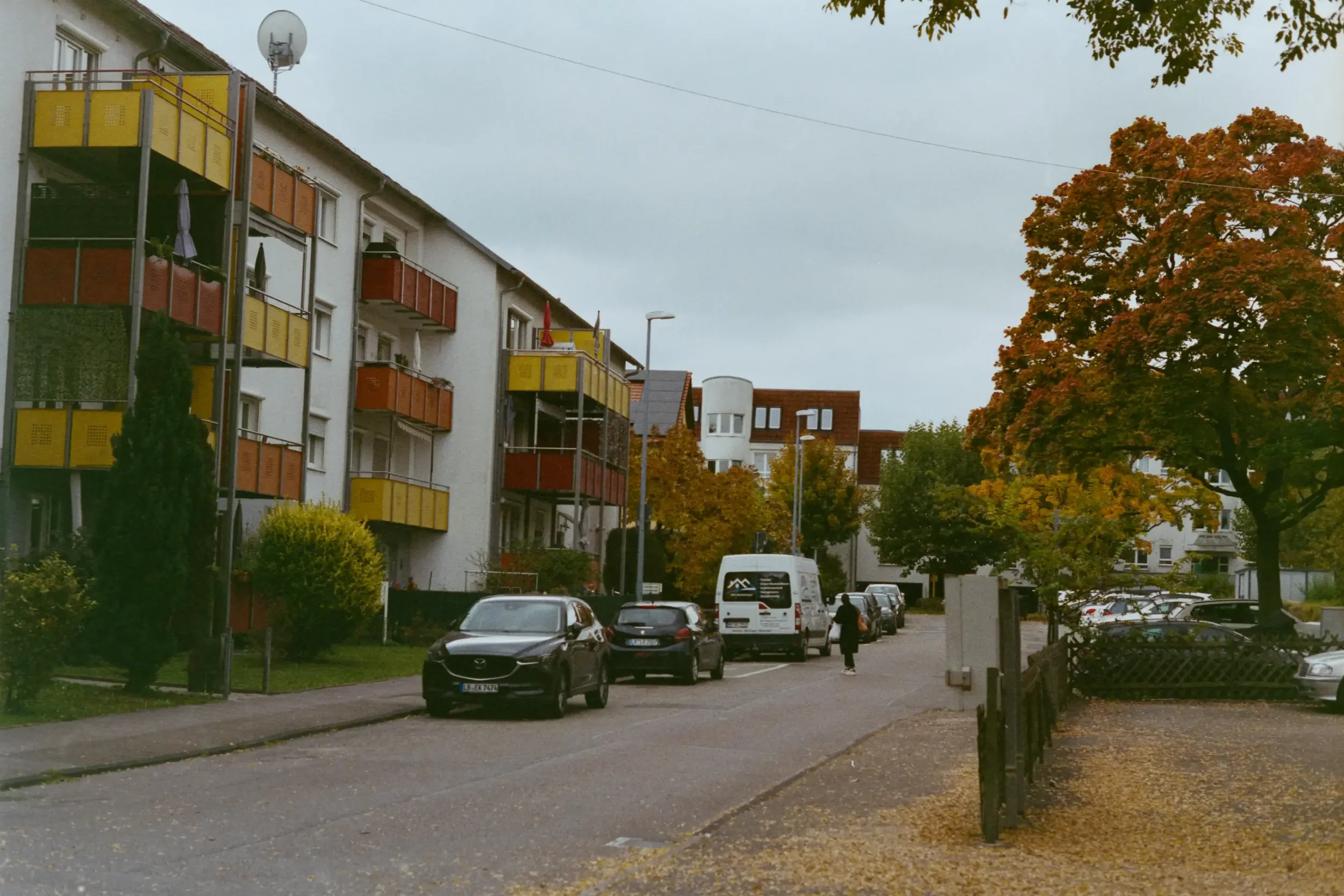 analogfotografie-ludwigsburg-stuttgart-schwarzweiß-farbe-streetfotos-stadtbild-minimalistisch