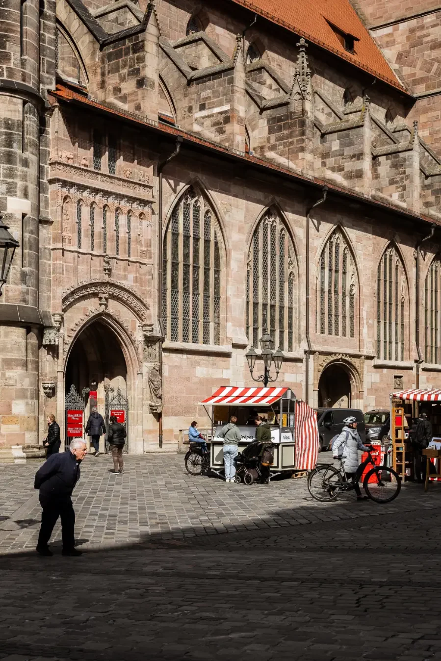 streetfotografie-menschen-architektur-szene-momente