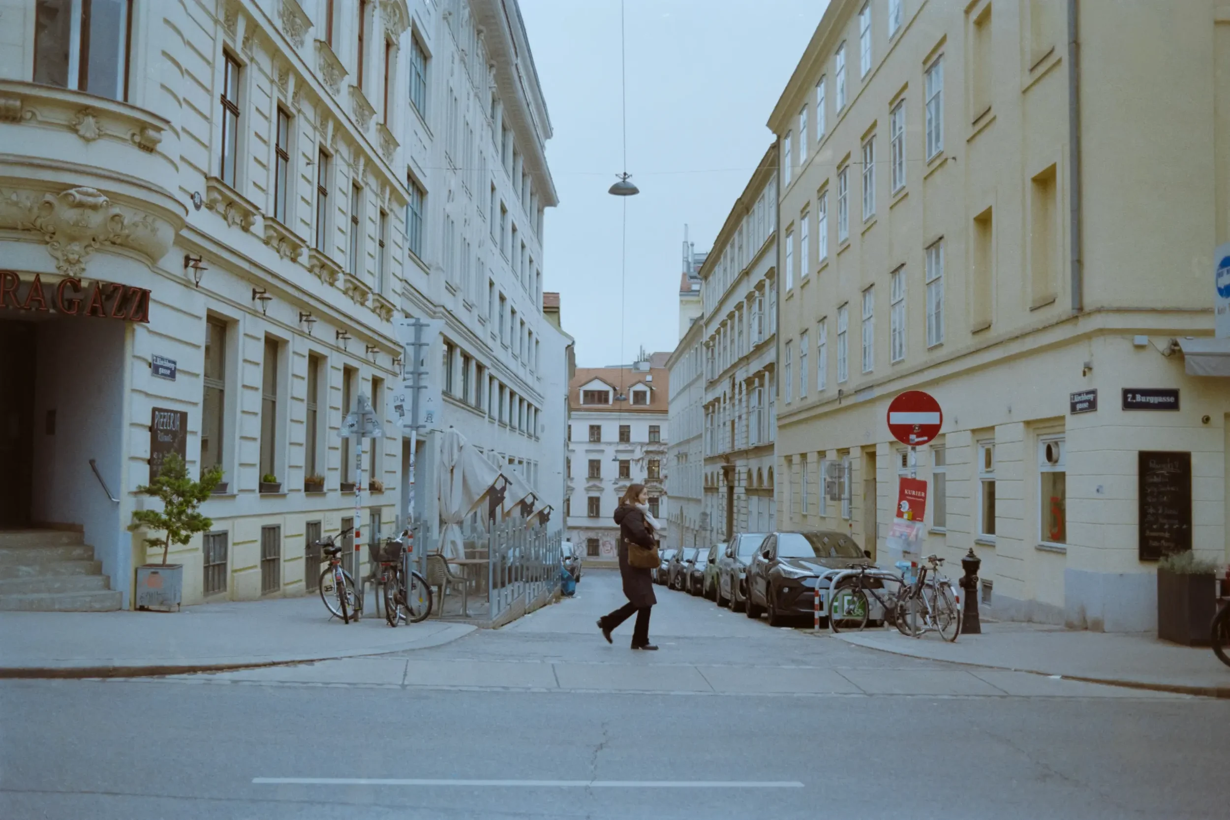 analogfotografie-wien-weihnachtsmarkt-streetfotografie-schwarzweiss-farbe-architektur