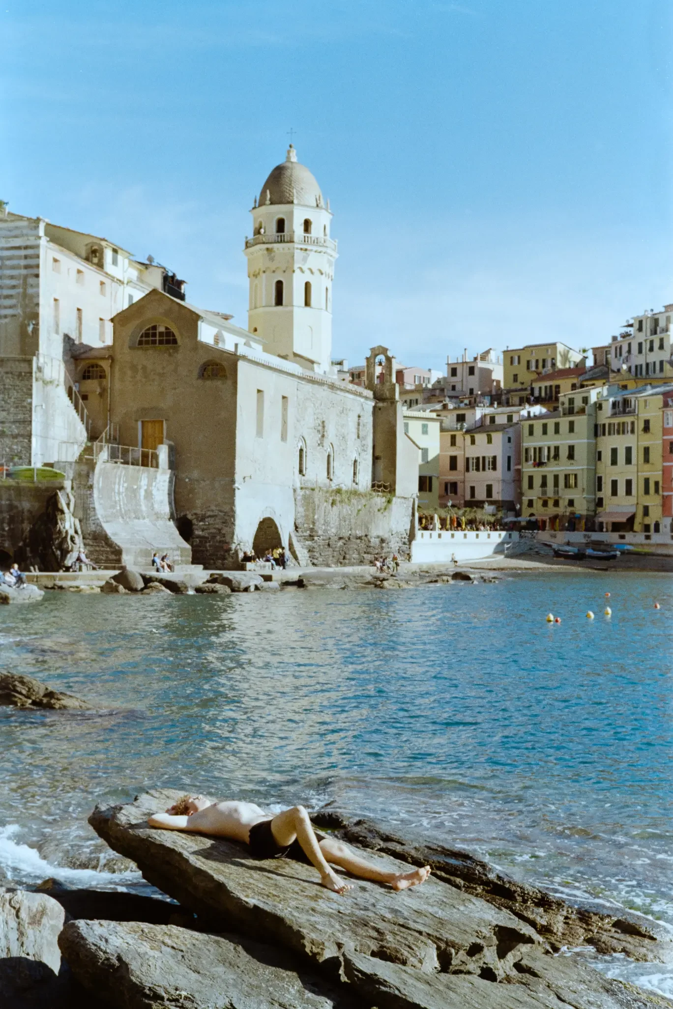 analogfotografie-itlaien, parma. la spezia-schwarzweiß-farbe-streetfotos-stadtbild-minimalistisch