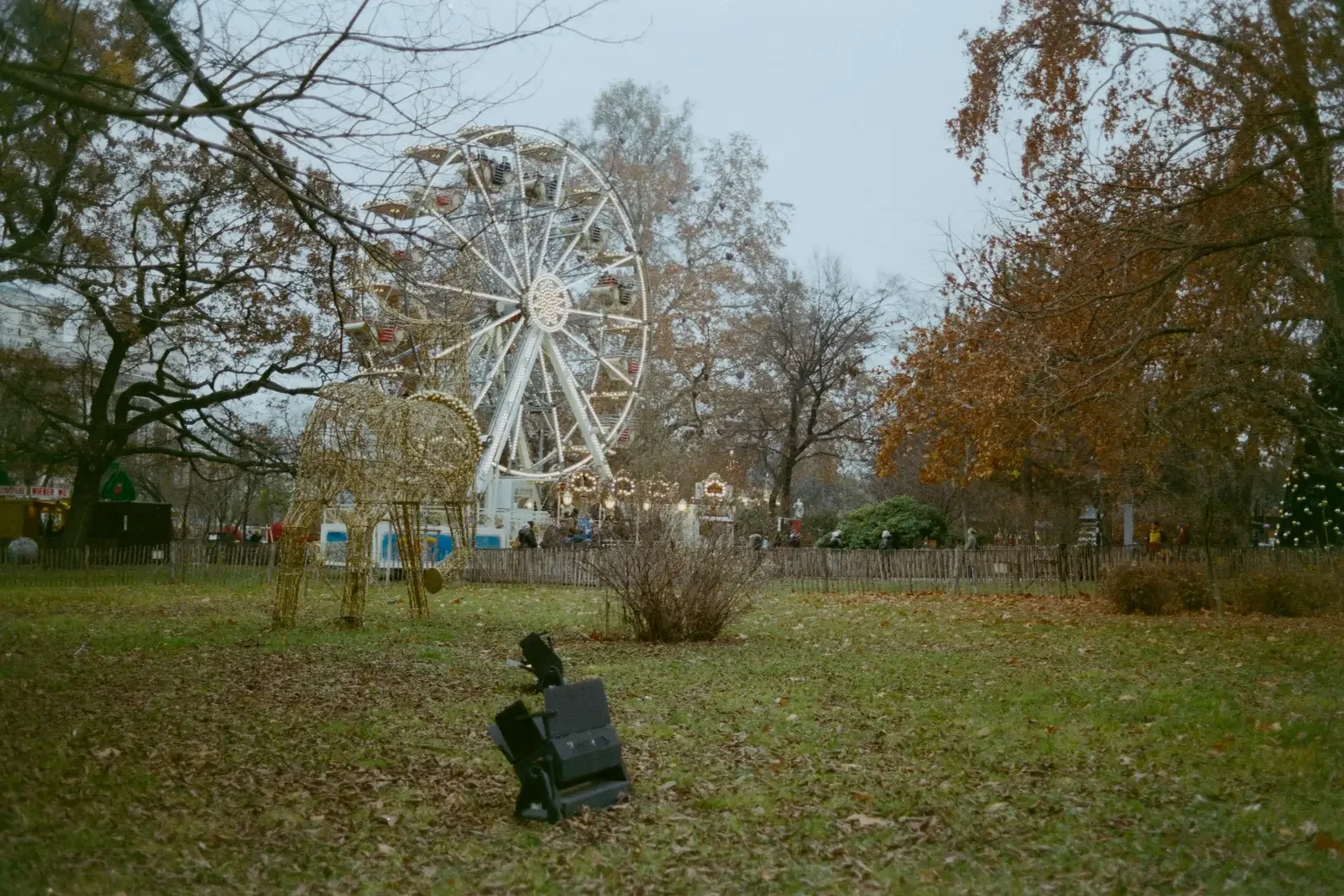 analogfotografie-wien-weihnachtsmarkt-streetfotografie-schwarzweiss-farbe-architektur