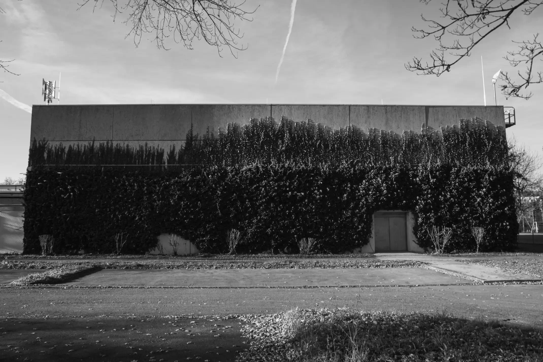 architekturfotografie-schwarzweiss-farbe-minimalistisch