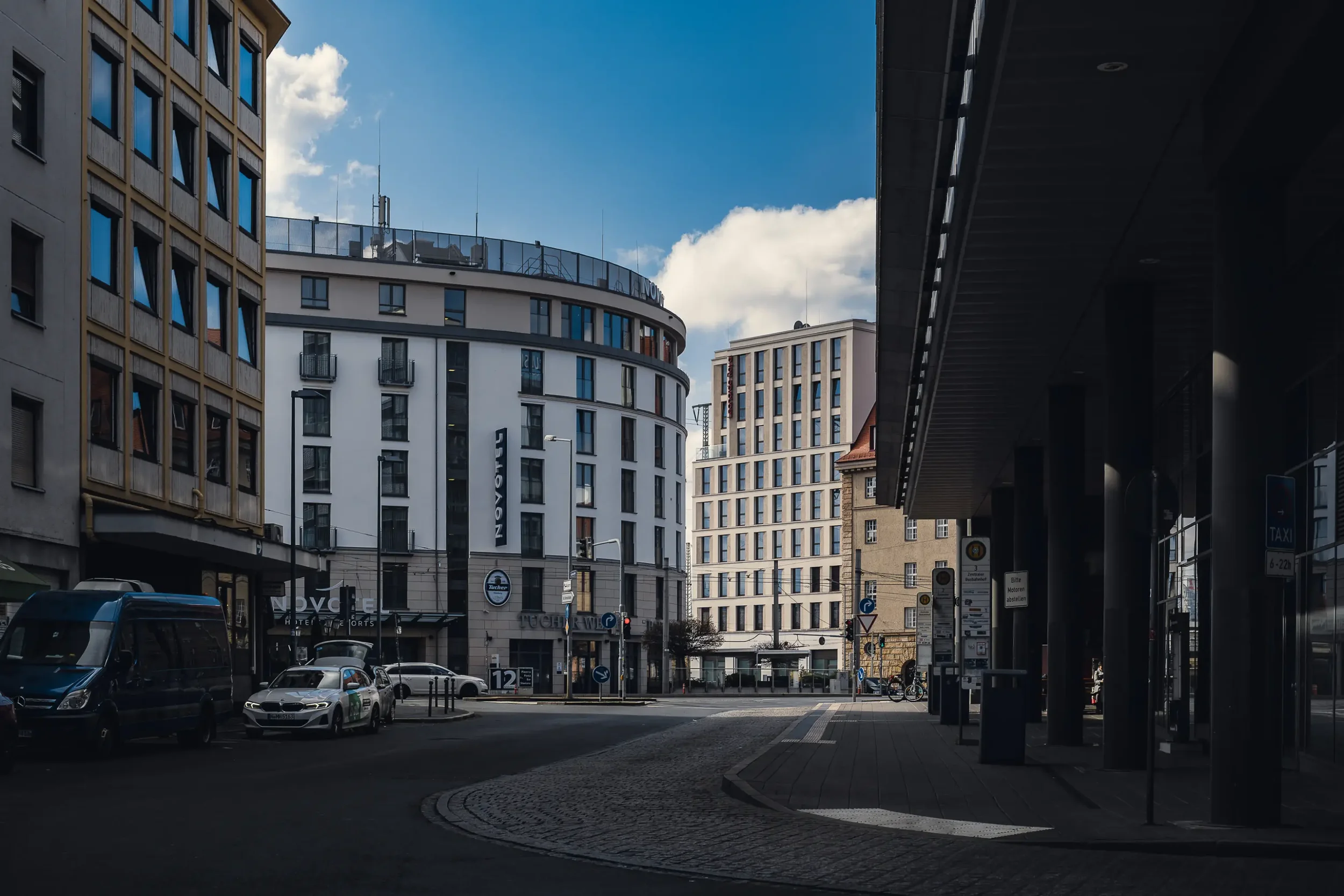 architekturfotografie-schwarzweiss-farbe-minimalistisch