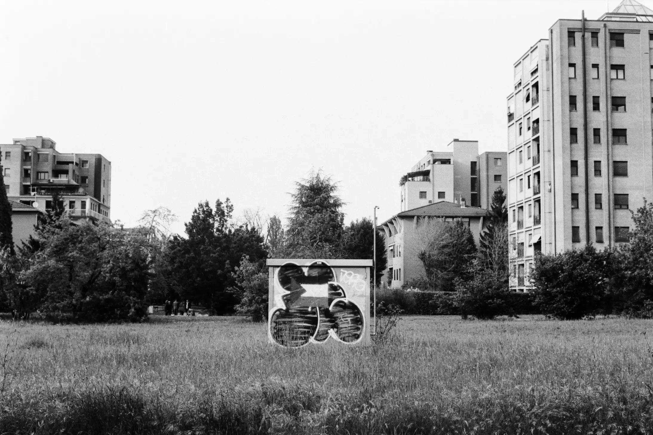 analogfotografie-itlaien, parma. la spezia-schwarzweiß-farbe-streetfotos-stadtbild-minimalistisch