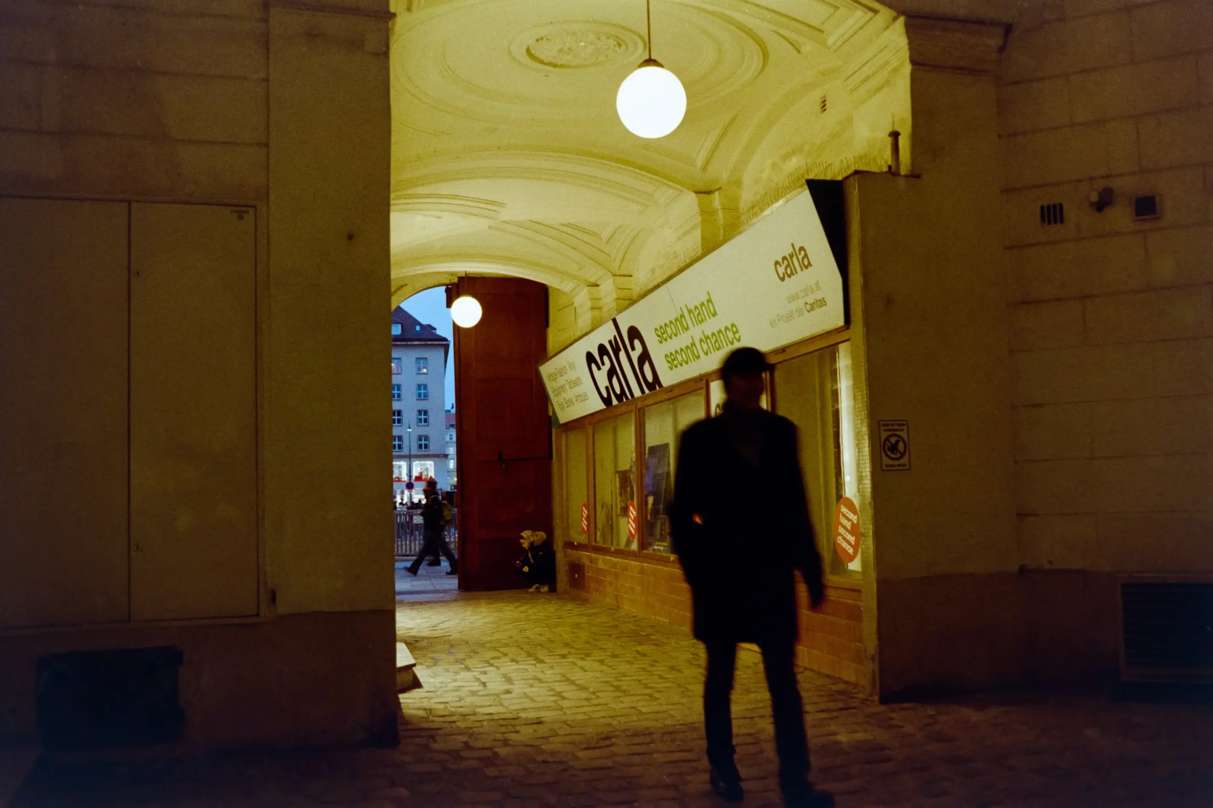 analogfotografie-wien-weihnachtsmarkt-streetfotografie-schwarzweiss-farbe-architektur