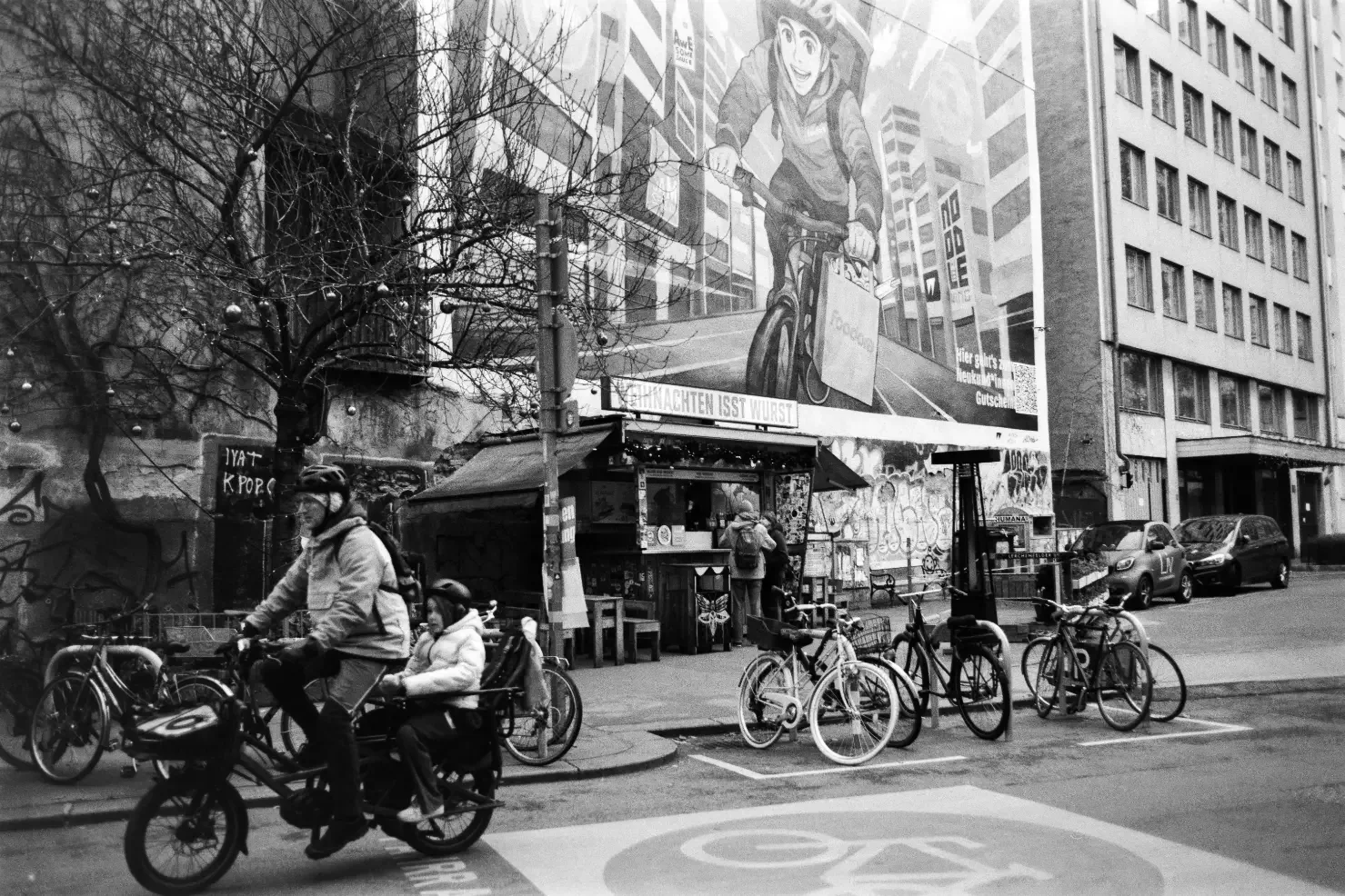 analogfotografie-wien-weihnachtsmarkt-streetfotografie-schwarzweiss-farbe-architektur (5).webp