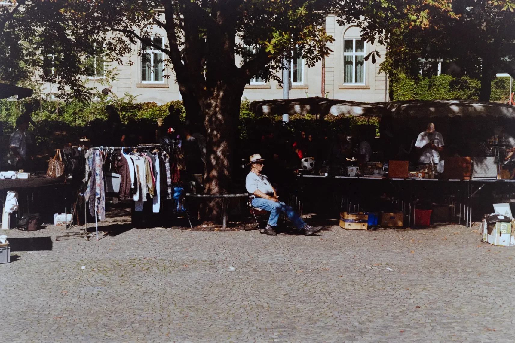analogfotografie-ludwigsburg-stuttgart-schwarzweiß-farbe-streetfotos-stadtbild-minimalistisch