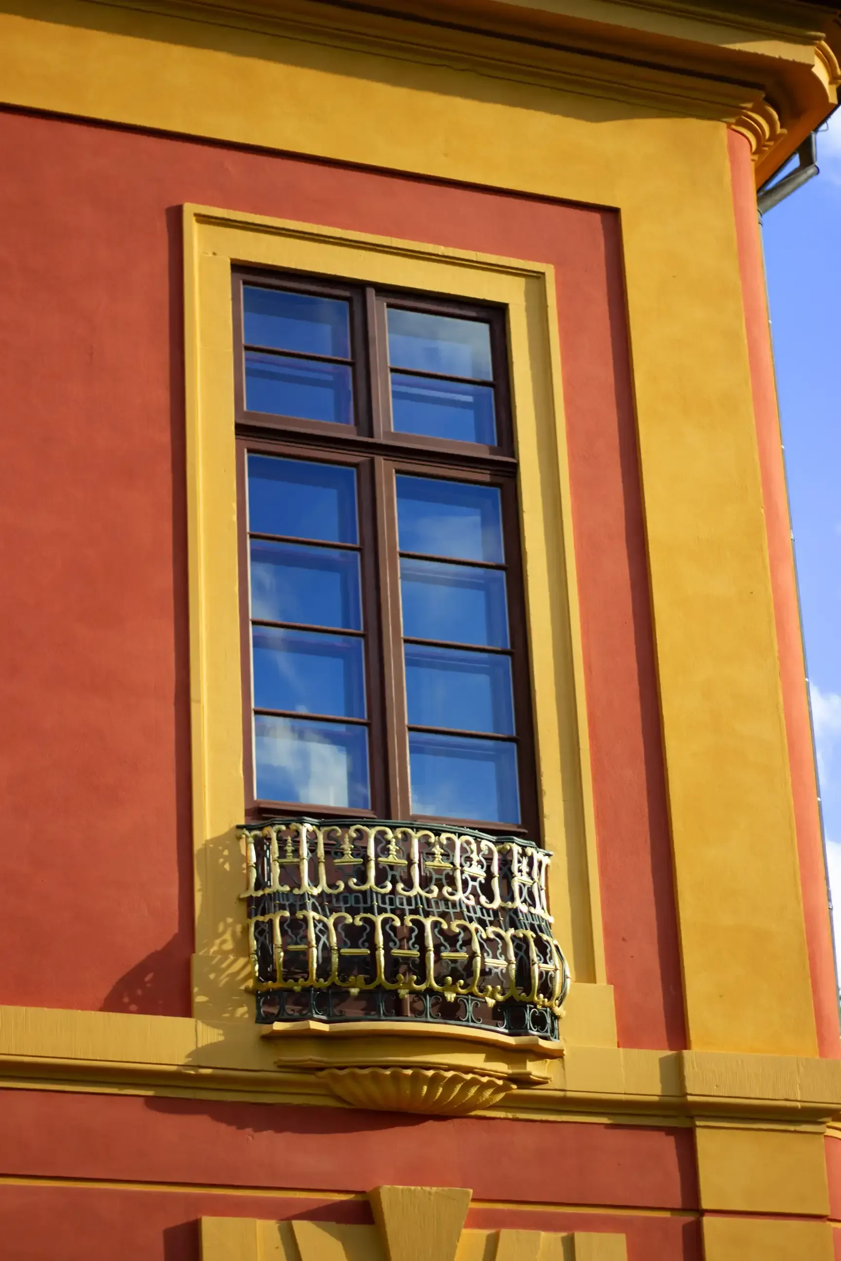 architekturfotografie-schwarzweiss-farbe-minimalistisch