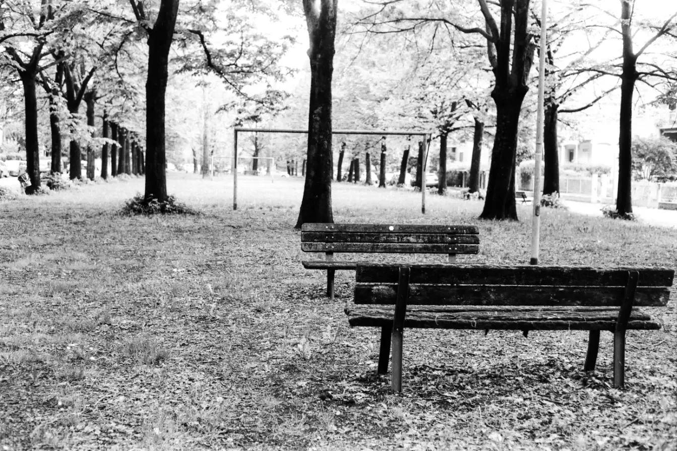 analogfotografie-itlaien, parma. la spezia-schwarzweiß-farbe-streetfotos-stadtbild-minimalistisch