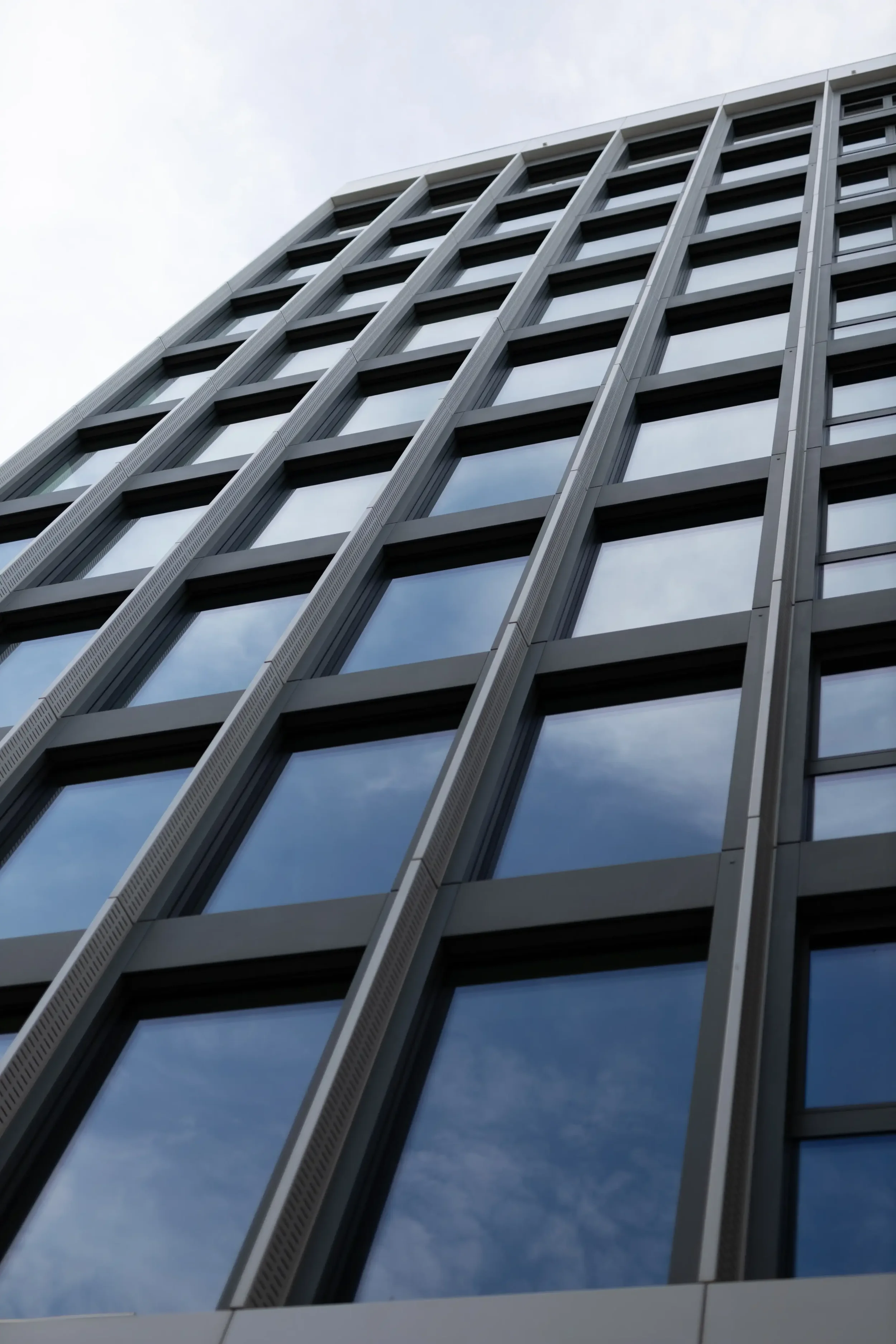 architekturfotografie-schwarzweiss-farbe-minimalistisch