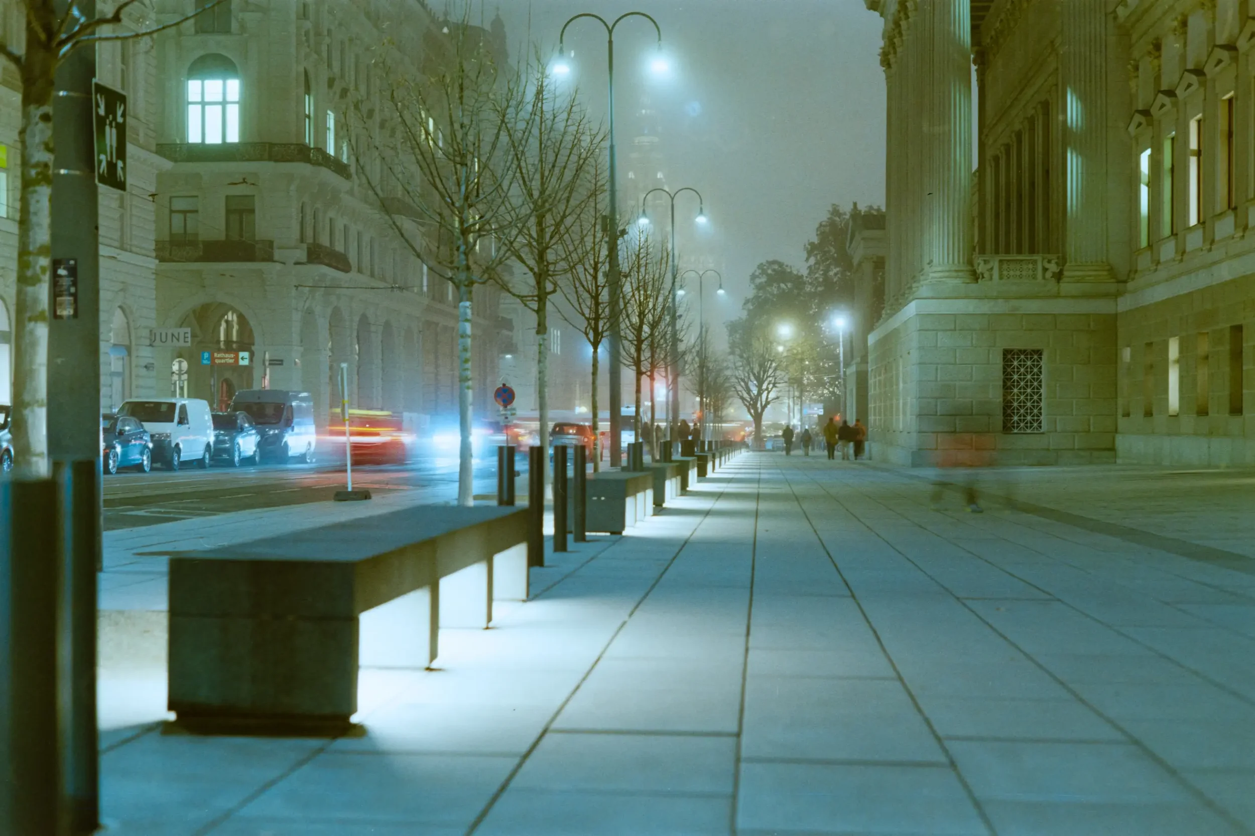 analogfotografie-wien-weihnachtsmarkt-streetfotografie-schwarzweiss-farbe-architektur