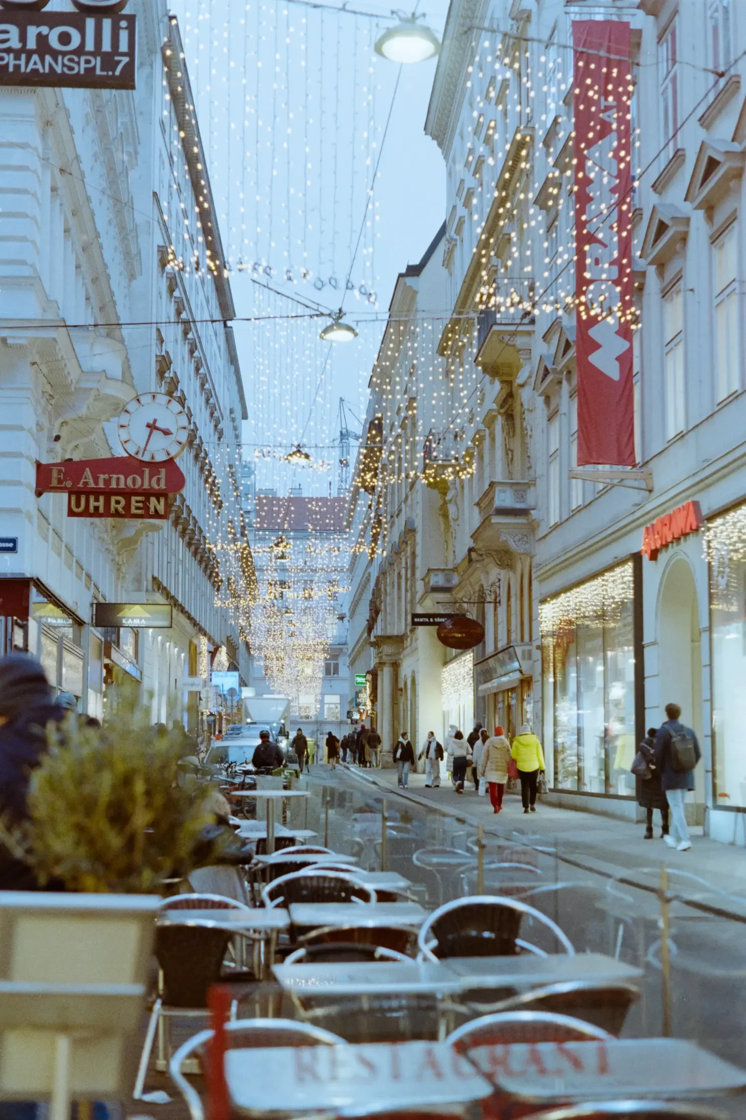 analogfotografie-wien-weihnachtsmarkt-streetfotografie-schwarzweiss-farbe-architektur
