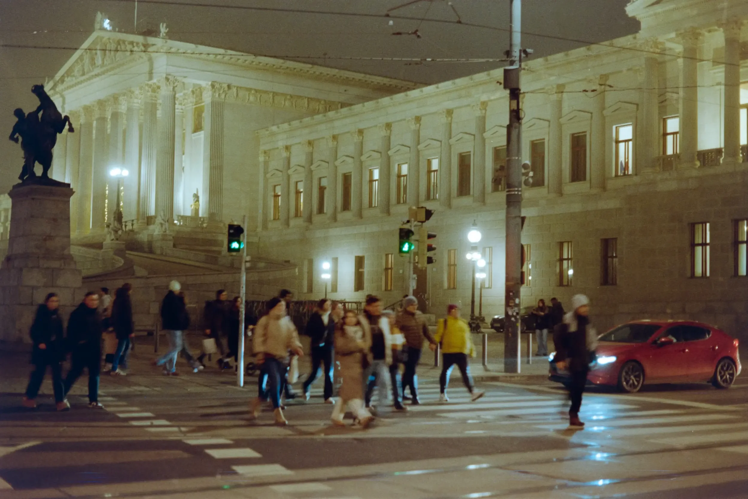 analogfotografie-wien-weihnachtsmarkt-streetfotografie-schwarzweiss-farbe-architektur