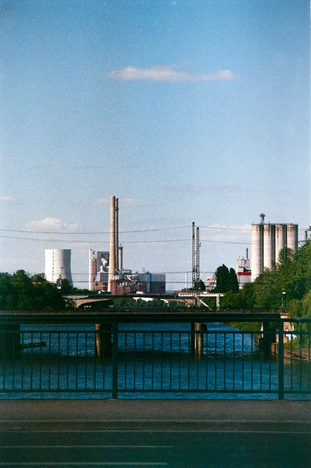 analogfotografie-Heilbronn-schwarzweiß-farbe-streetfotos-stadtbild-minimalistisch