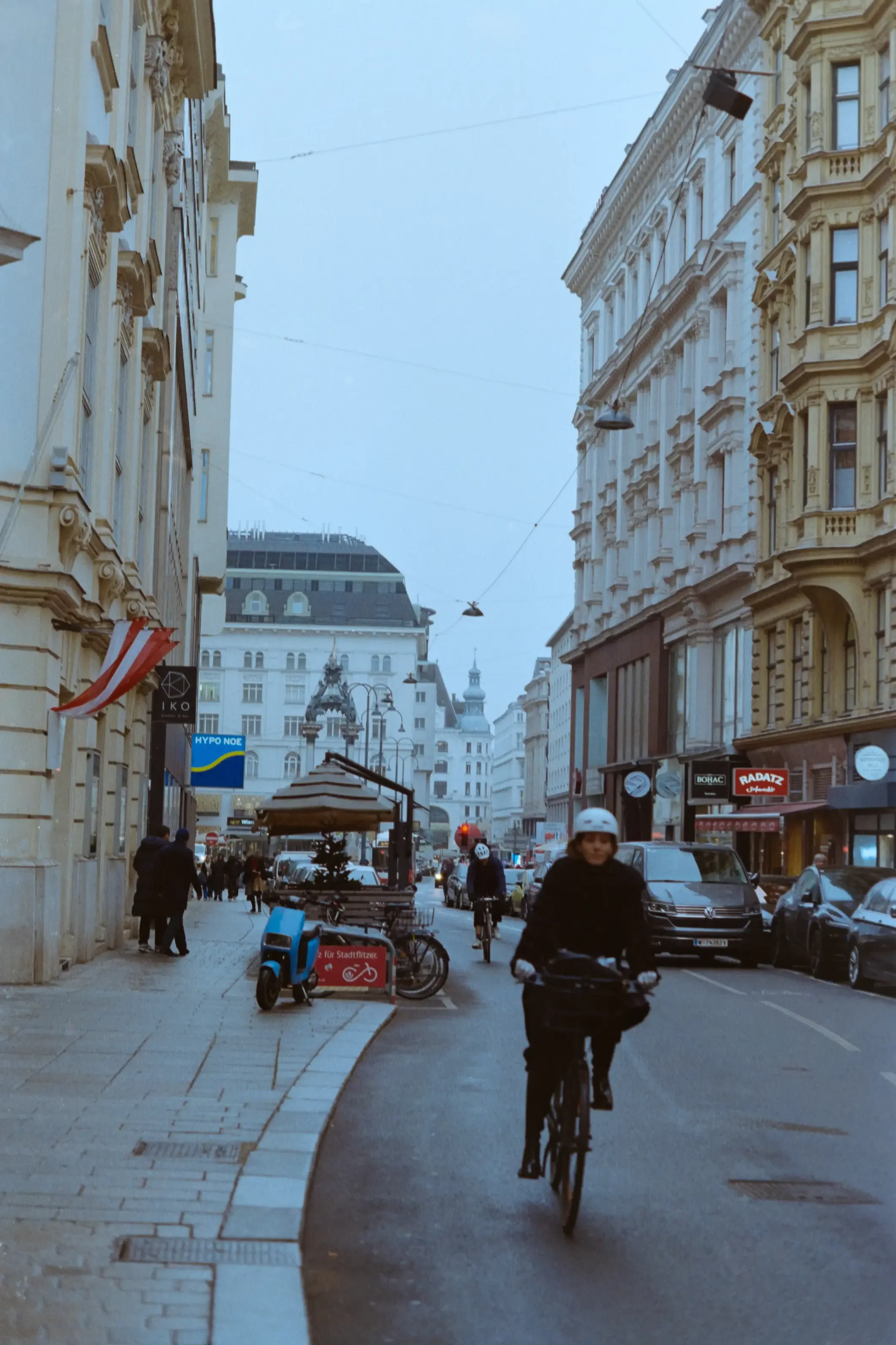 analogfotografie-wien-weihnachtsmarkt-streetfotografie-schwarzweiss-farbe-architektur