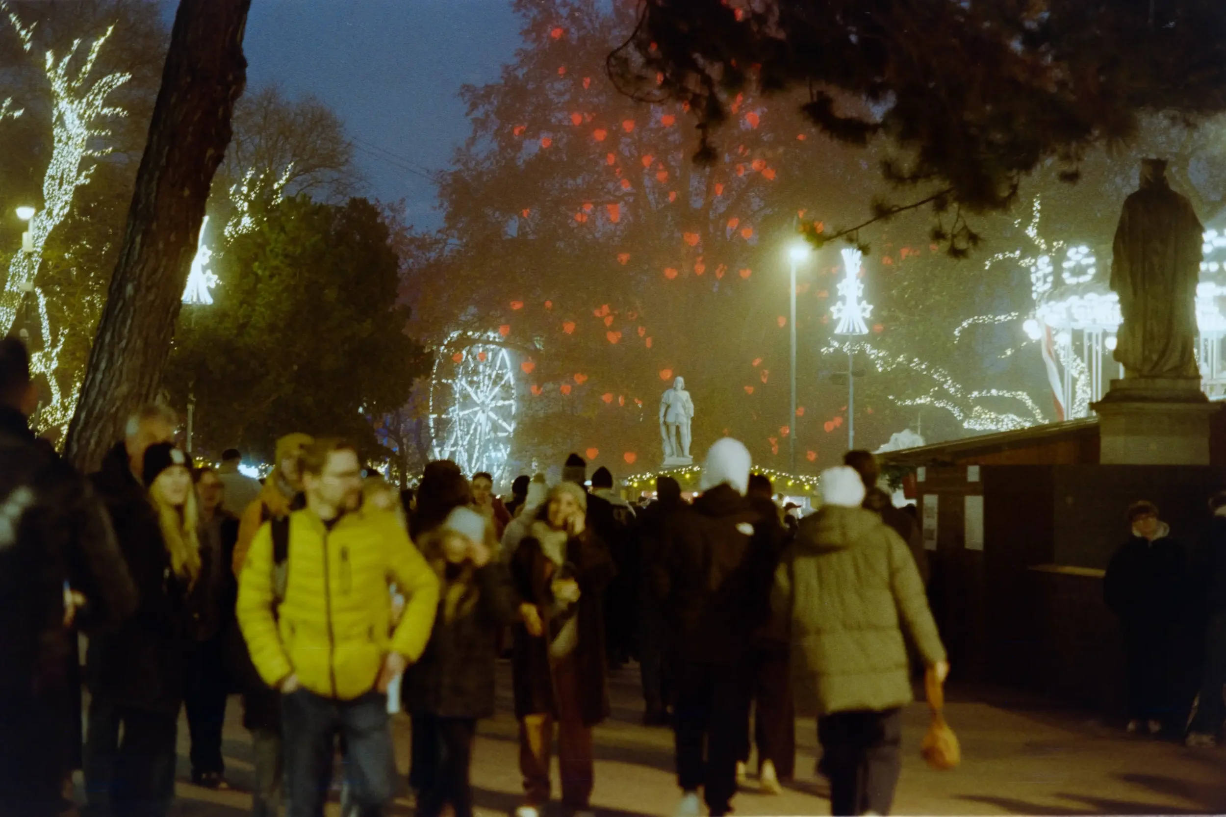 analogfotografie-wien-weihnachtsmarkt-streetfotografie-schwarzweiss-farbe-architektur