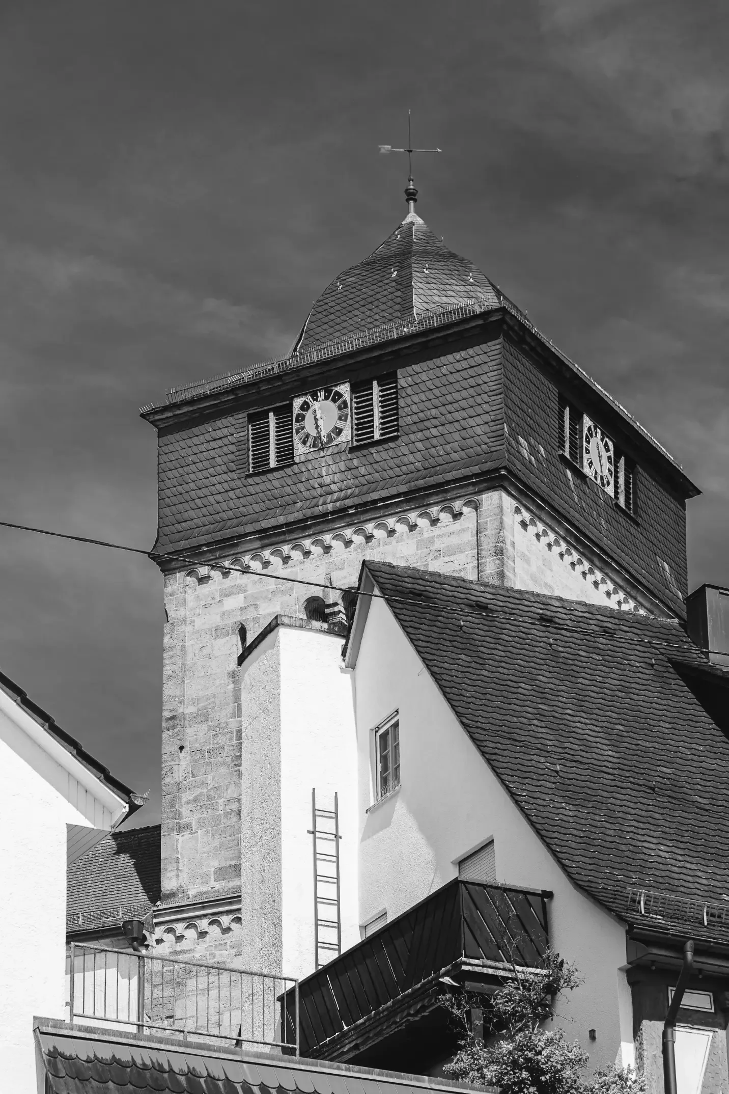 architekturfotografie-schwarzweiss-farbe-minimalistisch