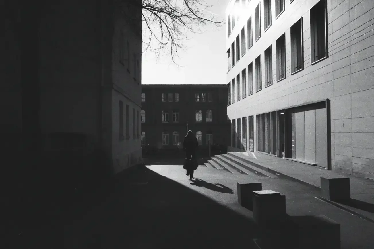 analogfotografie-ludwigsburg-stuttgart-schwarzweiß-farbe-streetfotos-stadtbild-minimalistisch (18).1.webp
