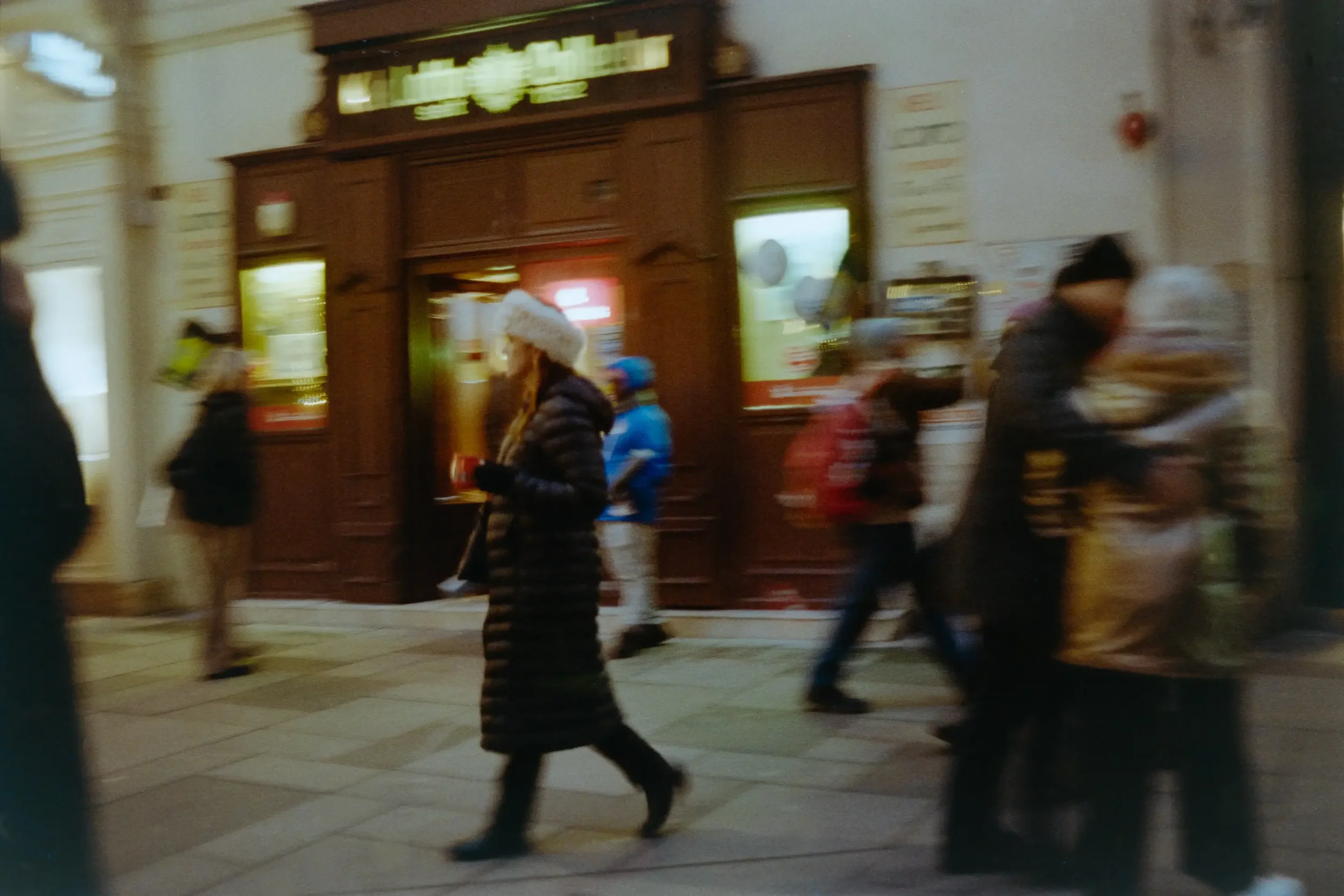 analogfotografie-wien-weihnachtsmarkt-streetfotografie-schwarzweiss-farbe-architektur