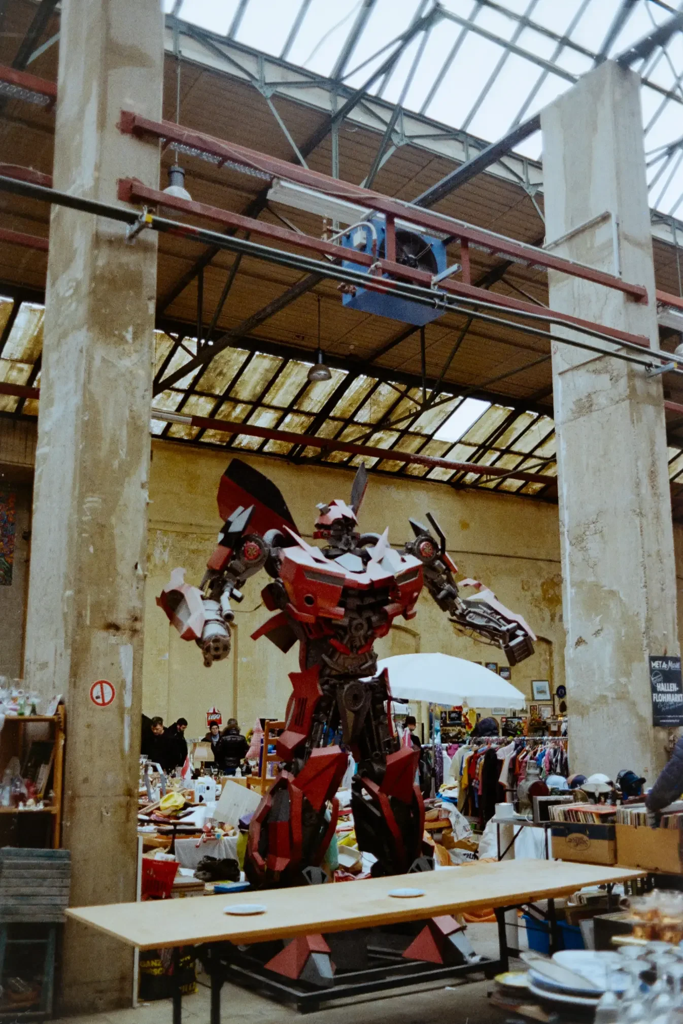 analogfotografie-wien-weihnachtsmarkt-streetfotografie-schwarzweiss-farbe-architektur