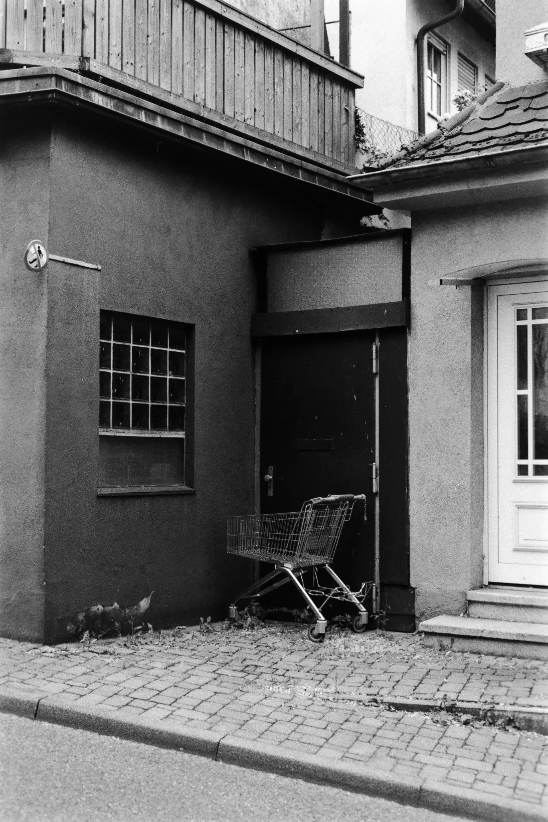 analogfotografie-ludwigsburg-stuttgart-schwarzweiß-farbe-streetfotos-stadtbild-minimalistisch