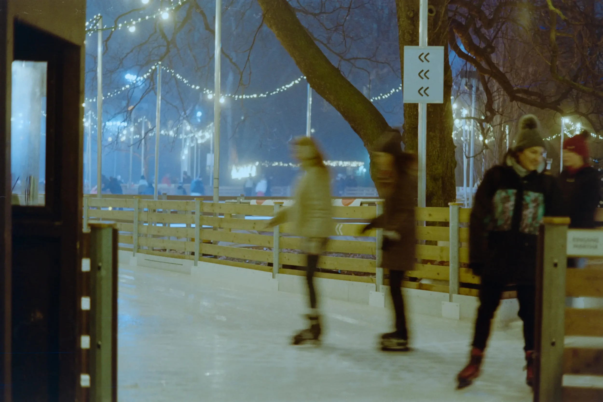 analogfotografie-wien-weihnachtsmarkt-streetfotografie-schwarzweiss-farbe-architektur