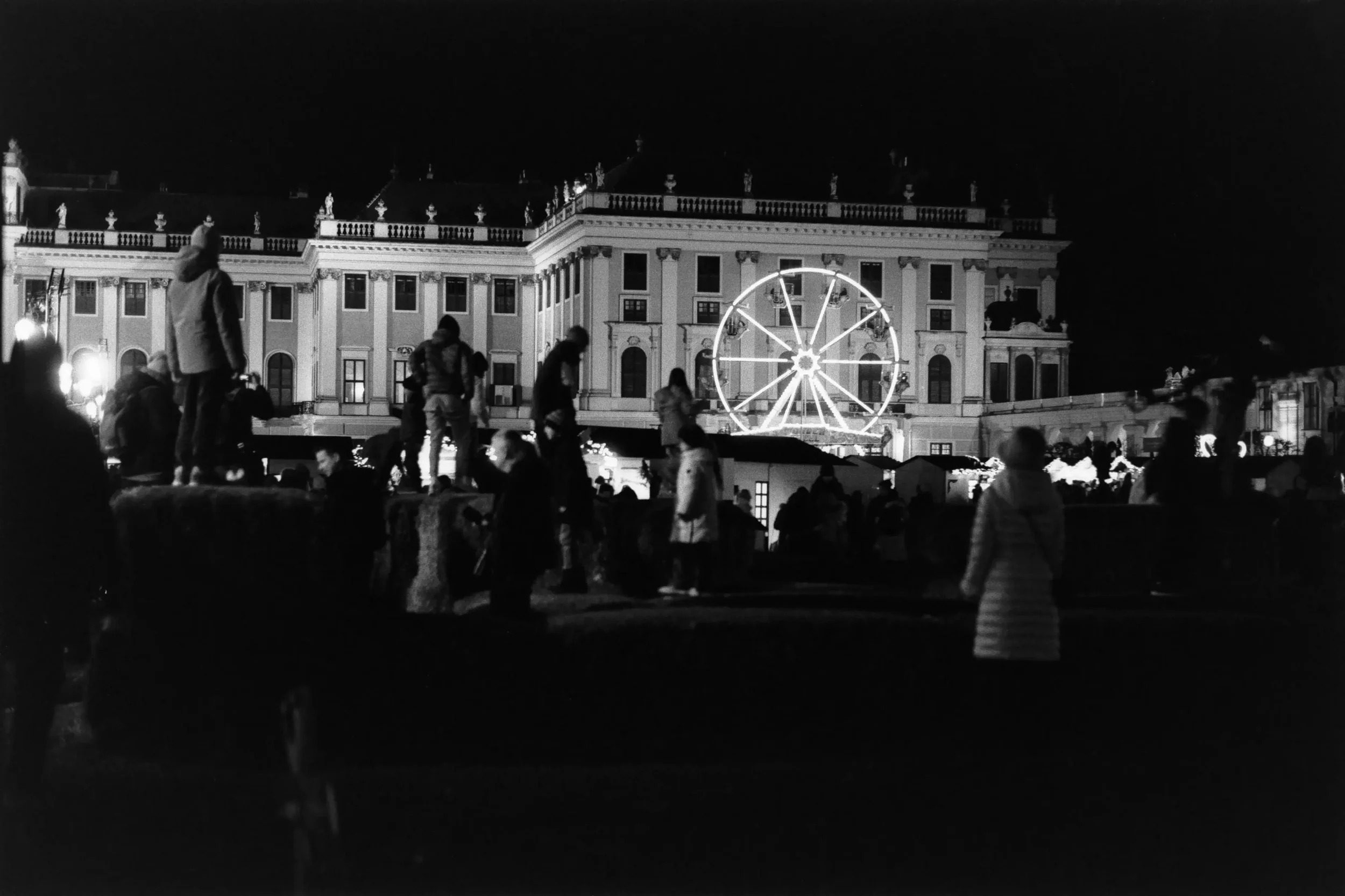 analogfotografie-wien-weihnachtsmarkt-streetfotografie-schwarzweiss-farbe-architektur