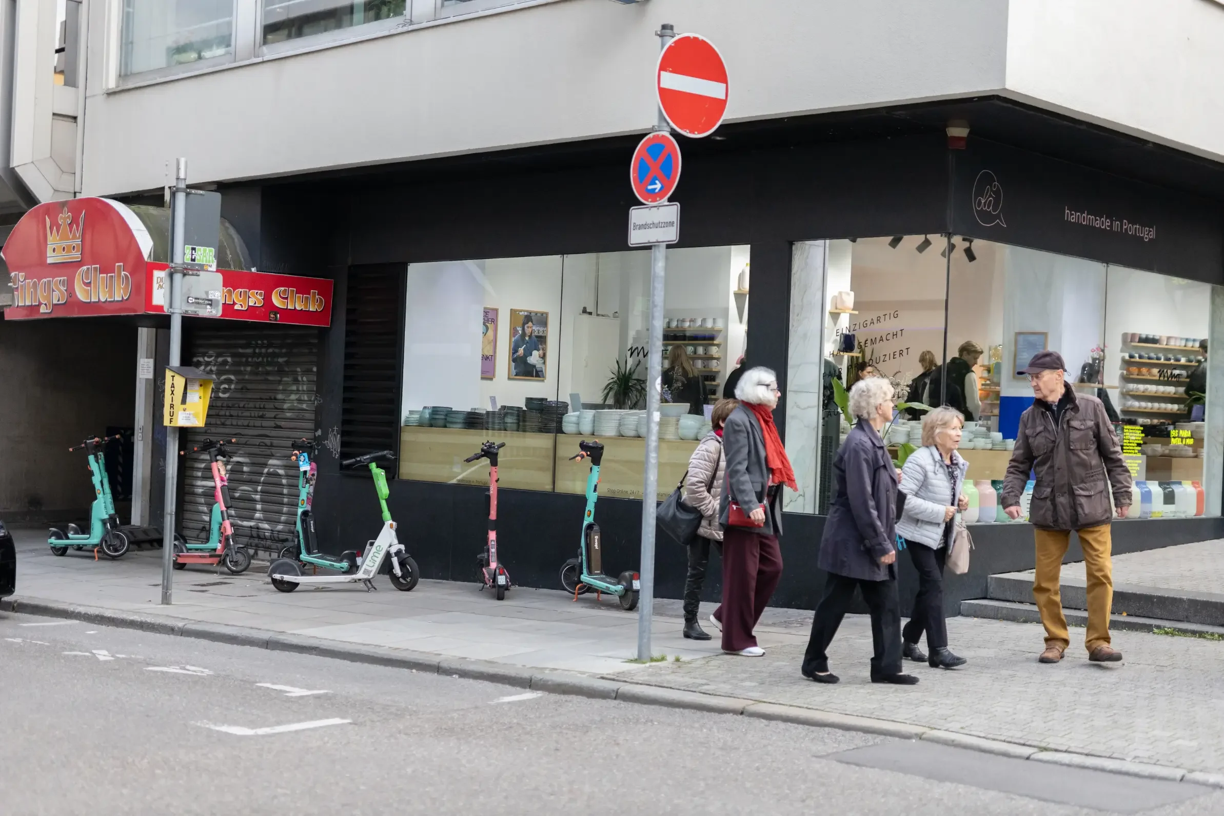 streetfotografie-menschen-architektur-szene-momente