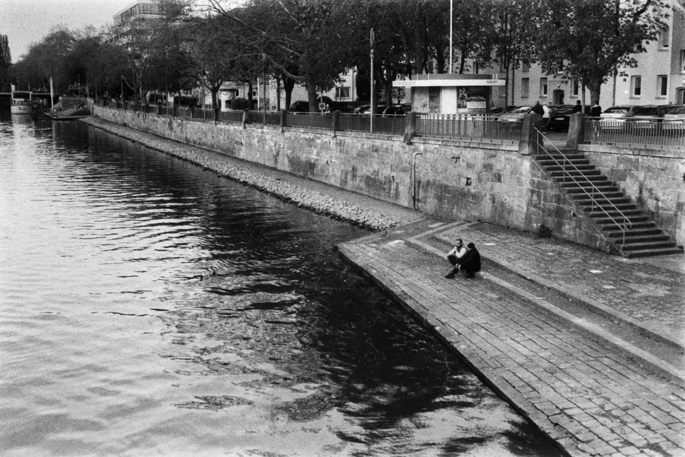 analogfotografie-Heilbronn-schwarzweiß-farbe-streetfotos-stadtbild-minimalistisch