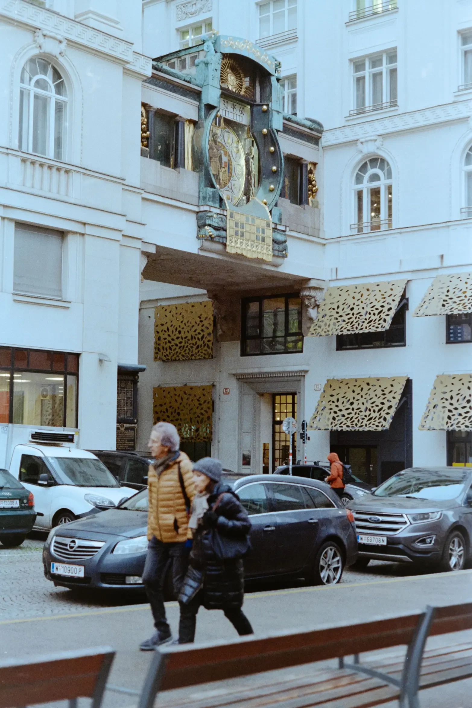 analogfotografie-wien-weihnachtsmarkt-streetfotografie-schwarzweiss-farbe-architektur