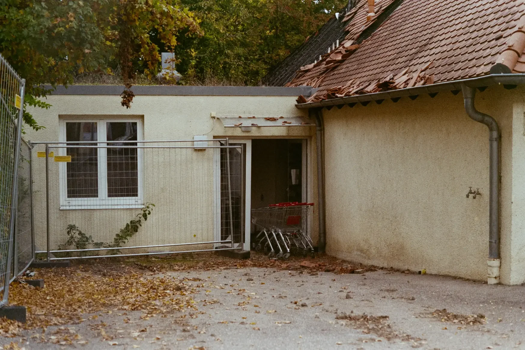 analogfotografie-ludwigsburg-stuttgart-schwarzweiß-farbe-streetfotos-stadtbild-minimalistisch