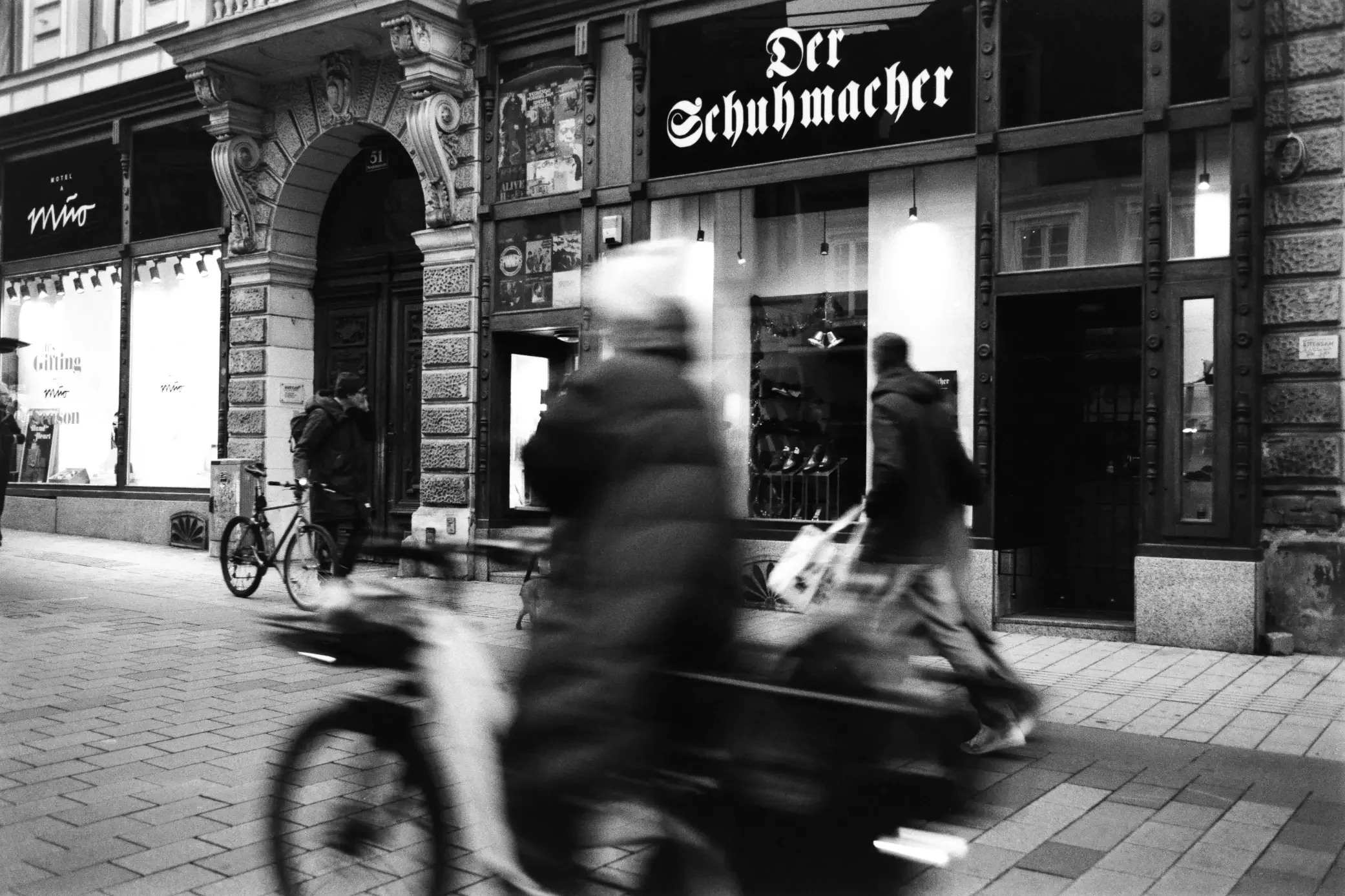 analogfotografie-wien-weihnachtsmarkt-streetfotografie-schwarzweiss-farbe-architektur
