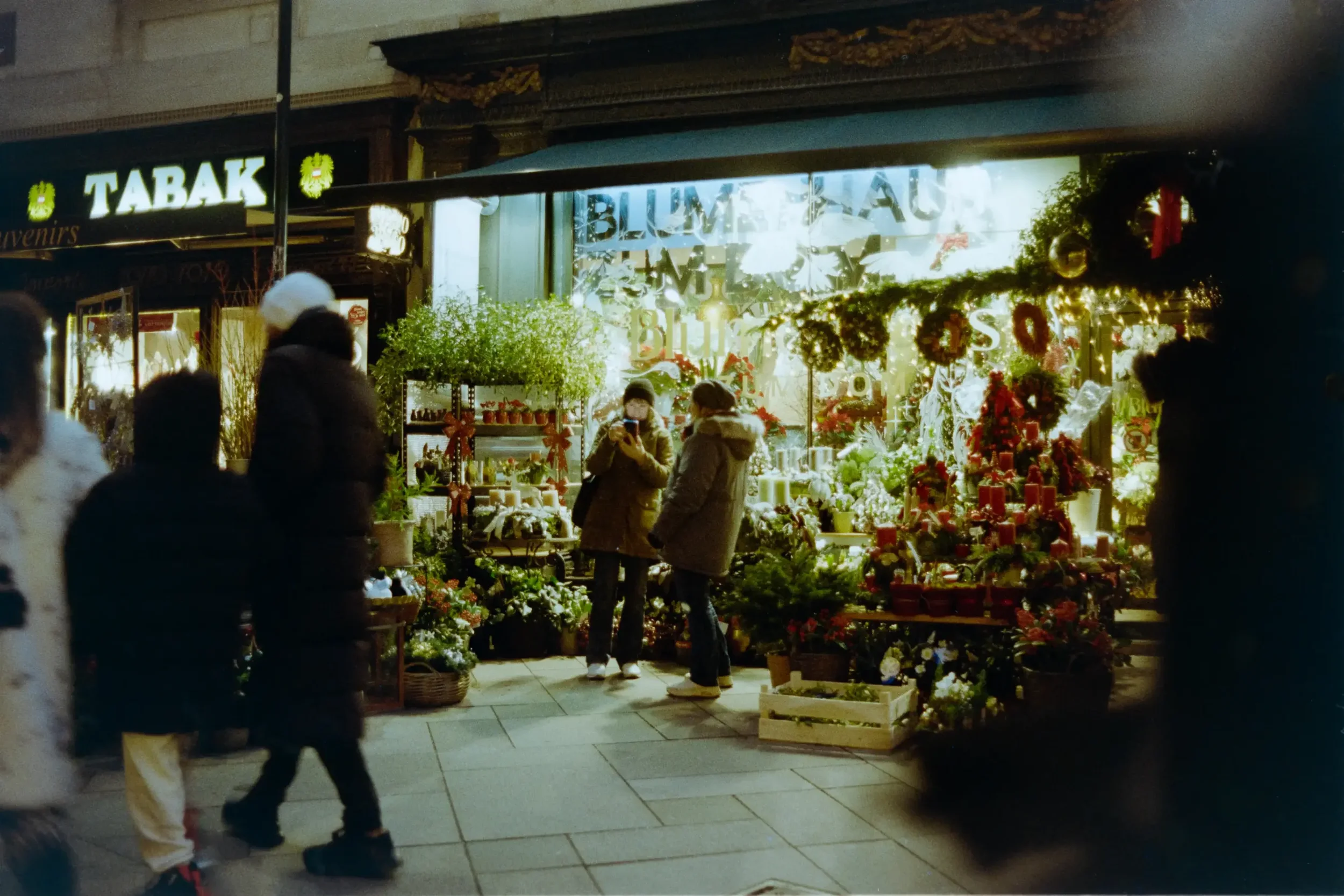 analogfotografie-wien-weihnachtsmarkt-streetfotografie-schwarzweiss-farbe-architektur