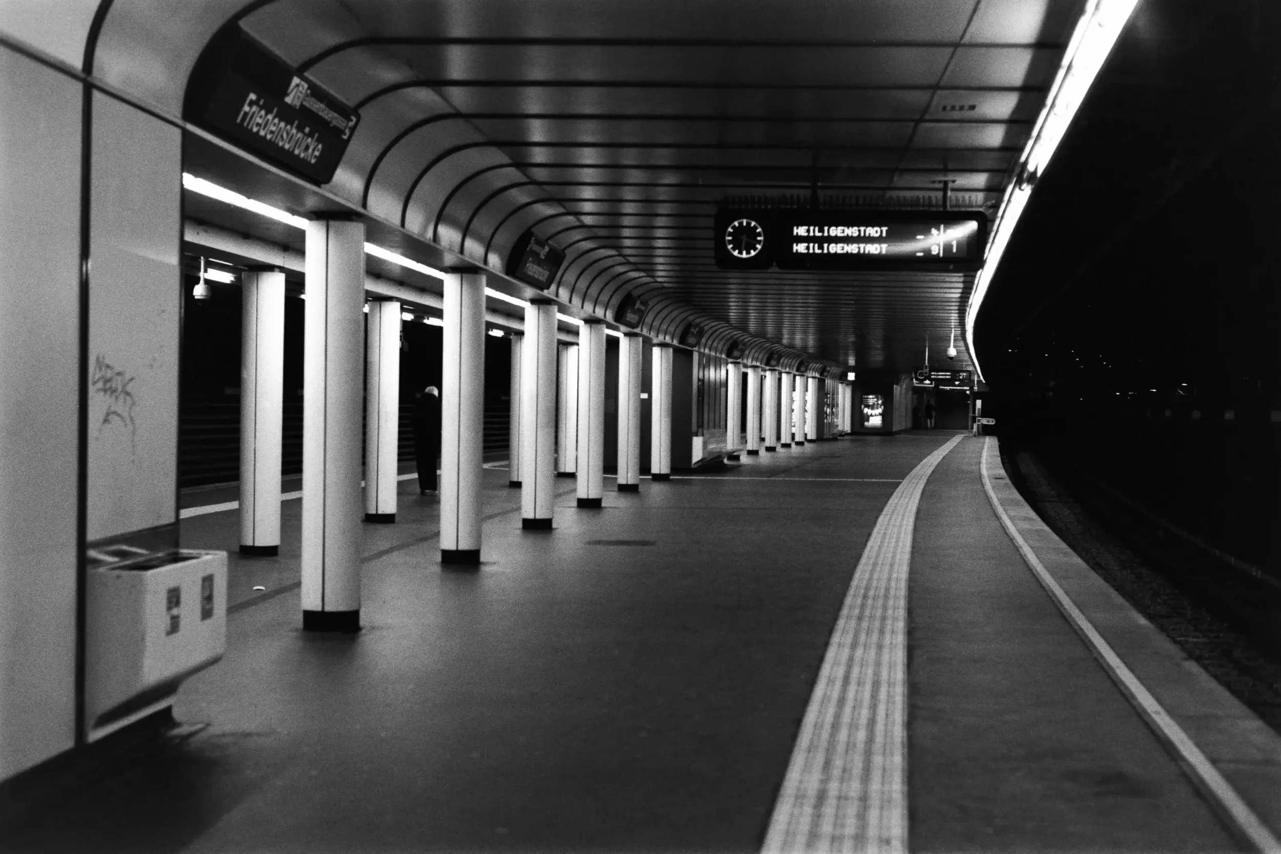analogfotografie-wien-weihnachtsmarkt-streetfotografie-schwarzweiss-farbe-architektur