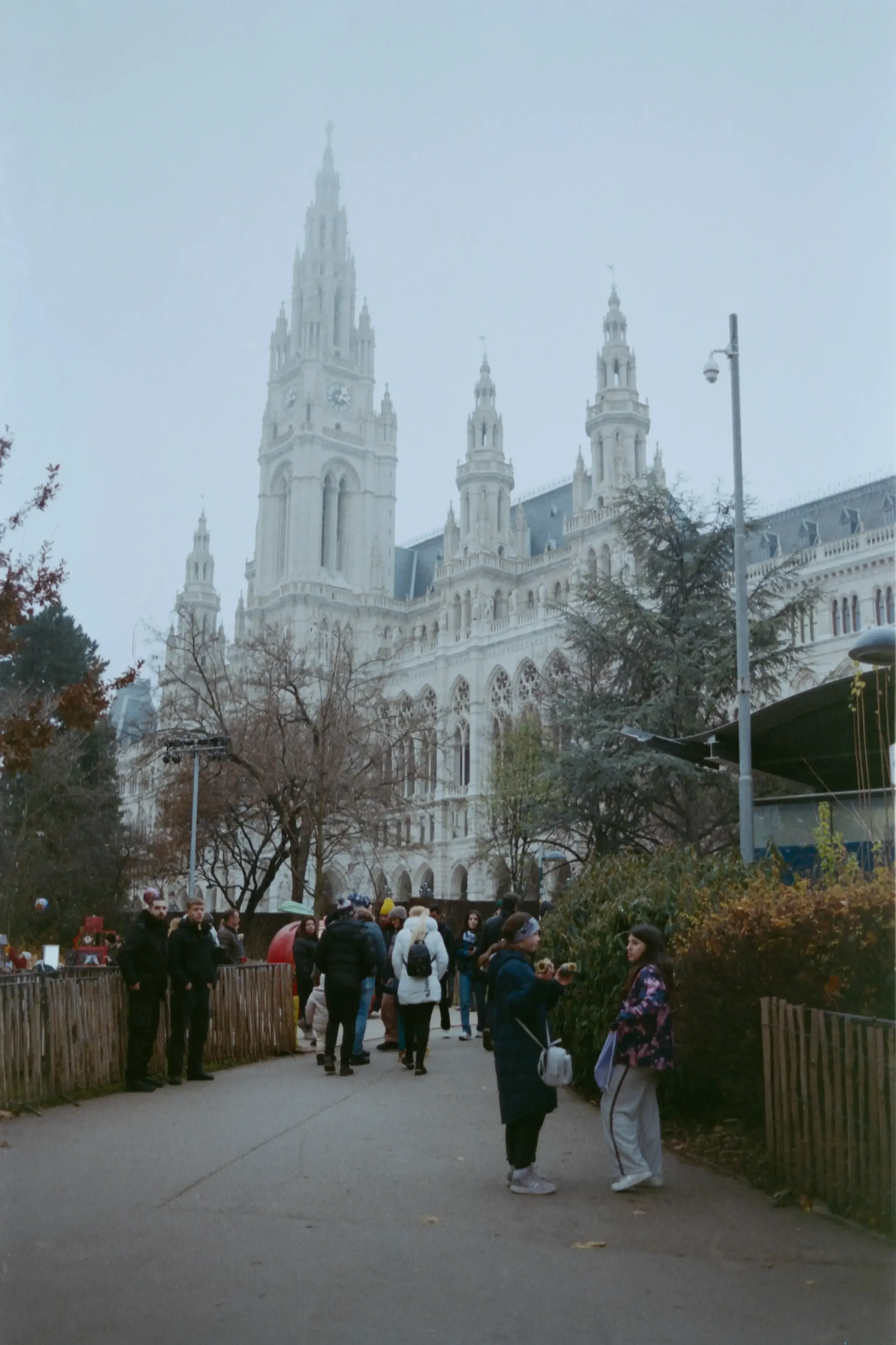 analogfotografie-wien-weihnachtsmarkt-streetfotografie-schwarzweiss-farbe-architektur