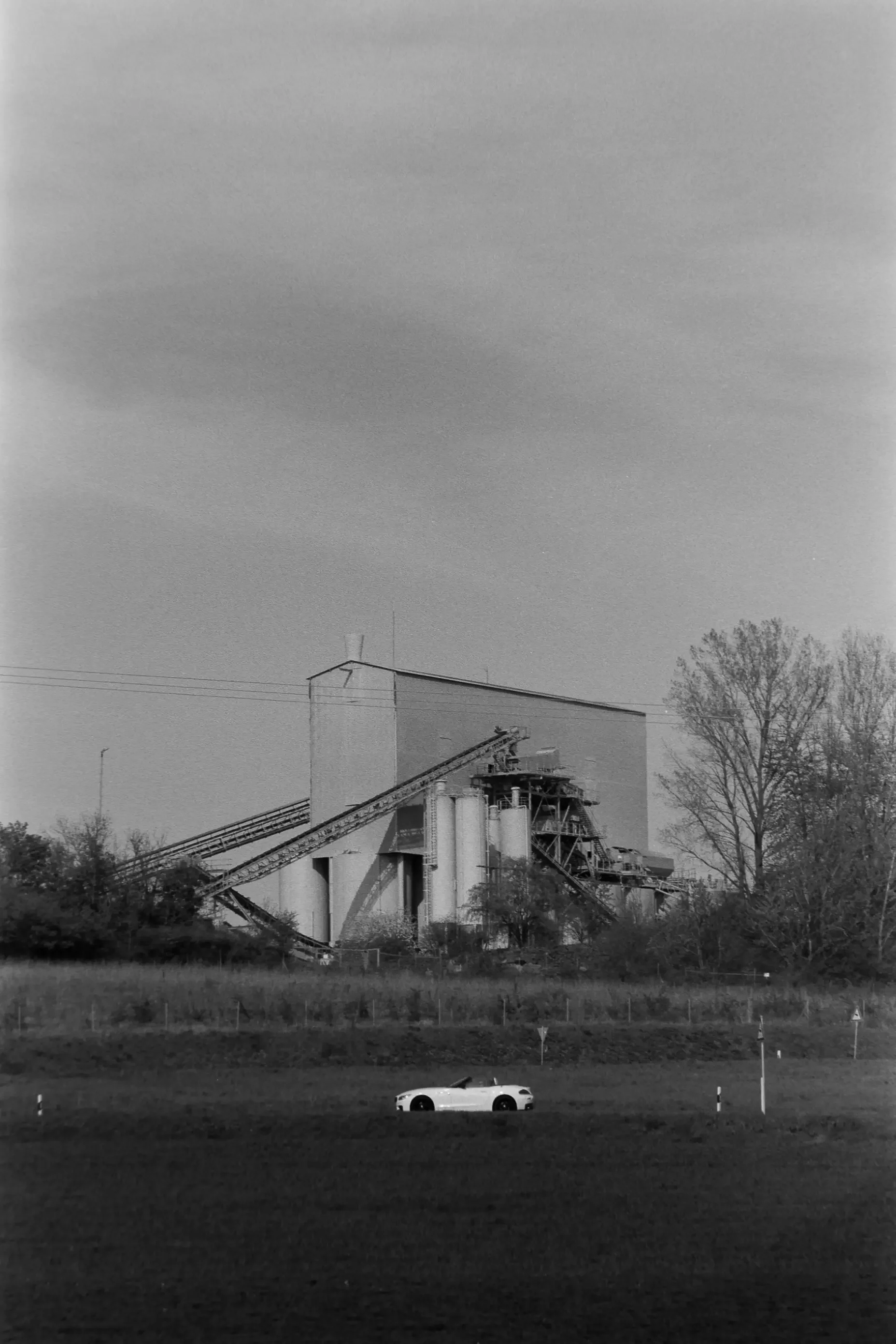 analogftografie-rossbrunn-wuerzburg-rottendorf-schwarzweiß-architektur-landschaft